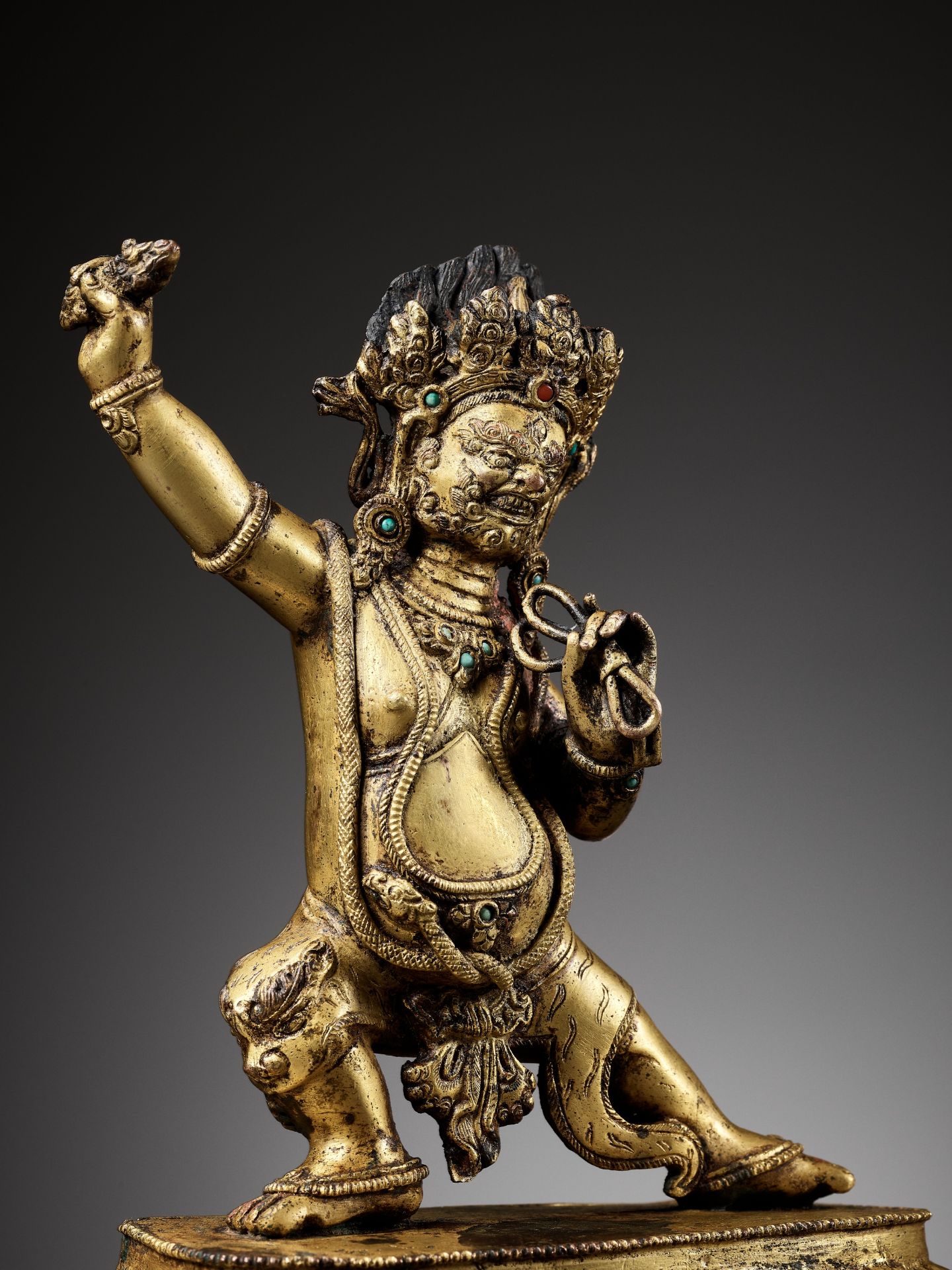 A GILT BRONZE FIGURE OF VAJRAPANI, 16TH CENTURY - Bild 2 aus 11