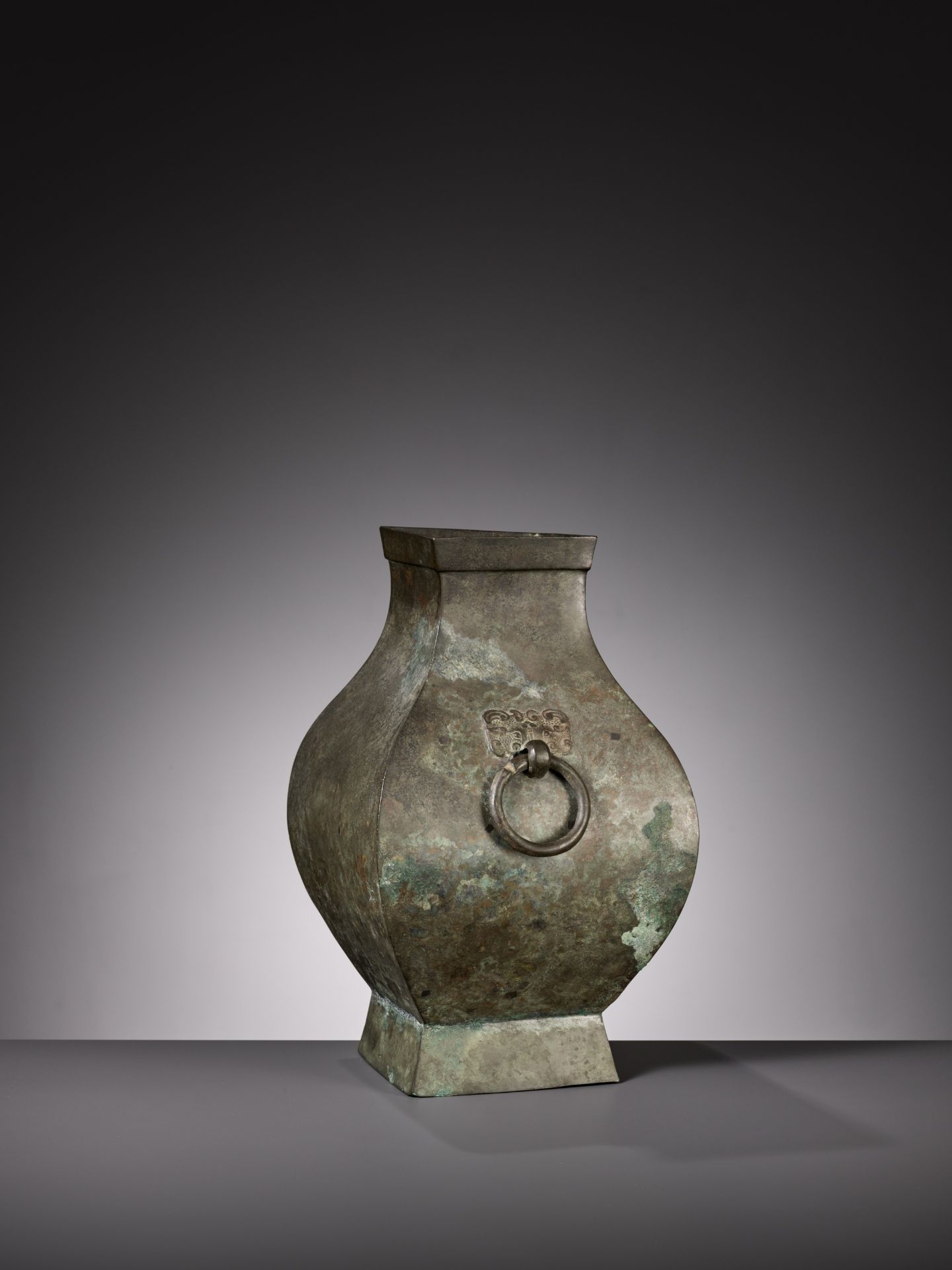 A BRONZE STORAGE VESSEL, FANGHU, HAN DYNASTY - Bild 7 aus 12