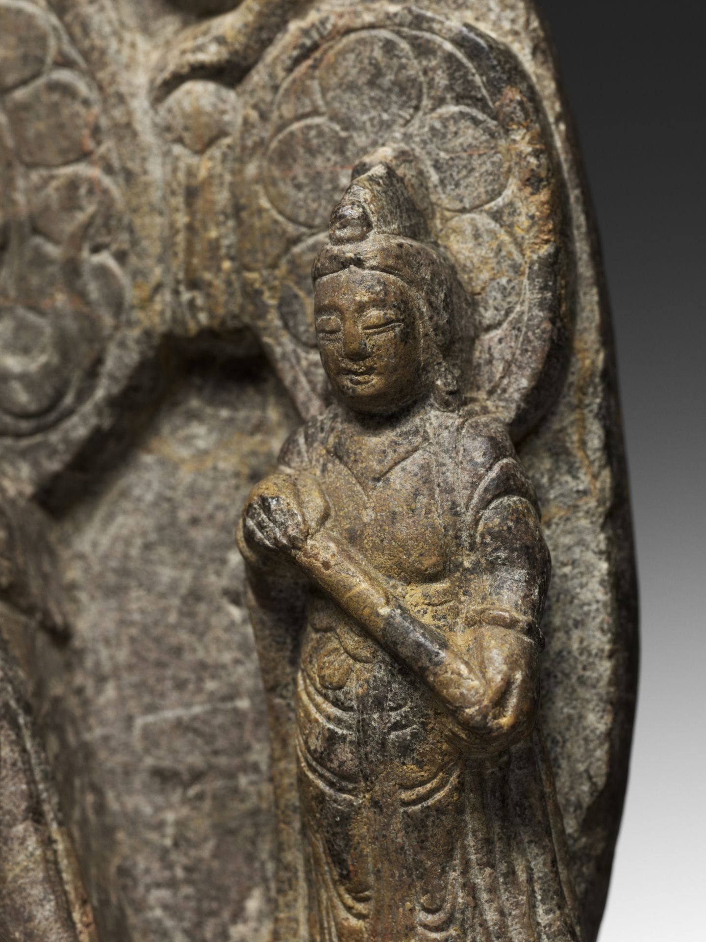 A LIMESTONE BUDDHIST TRIAD STELE OF GUANYIN, NORTHERN WEI TO TANG DYNASTY - Bild 11 aus 14