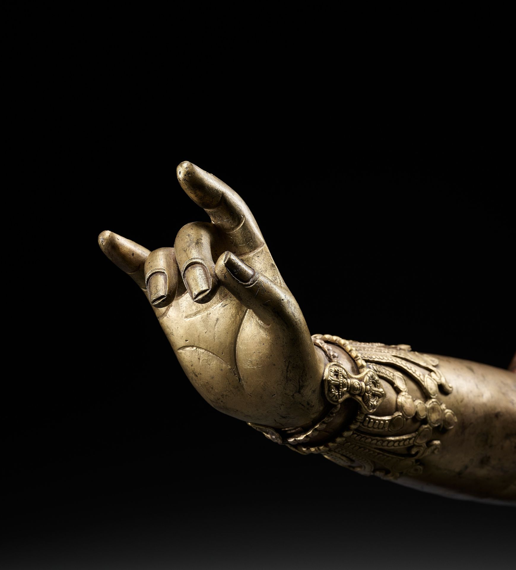 A TIBETAN-CHINESE GILT COPPER-ALLOY ARM OF A BODHISATTVA, LATE MING TO EARLIER QING - Bild 6 aus 10