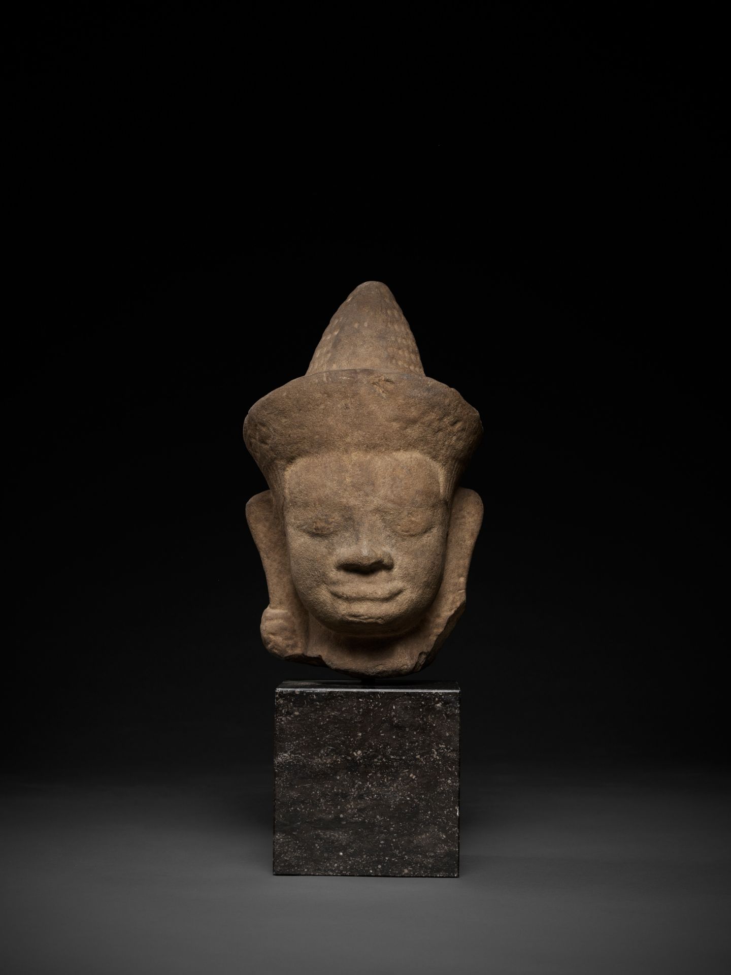 A MONUMENTAL SANDSTONE HEAD OF A MALE DEITY, ANGKOR WAT STYLE - Bild 10 aus 10