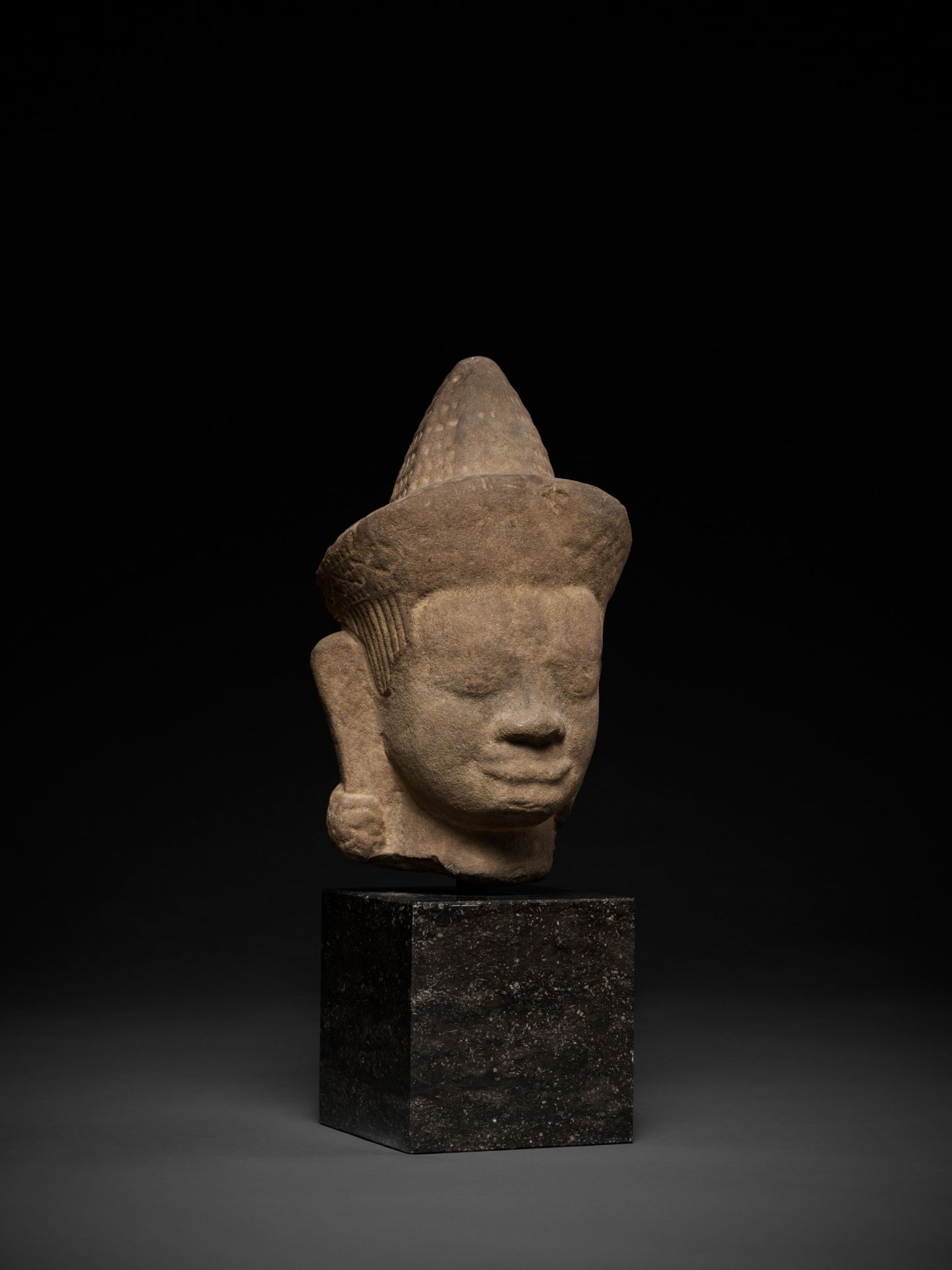 A MONUMENTAL SANDSTONE HEAD OF A MALE DEITY, ANGKOR WAT STYLE - Bild 9 aus 10