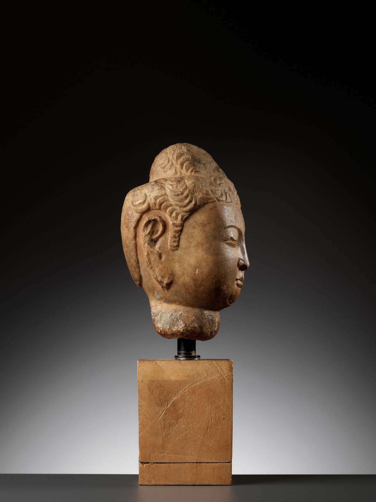 A MARBLE HEAD OF BUDDHA, TANG DYNASTY - Bild 12 aus 15