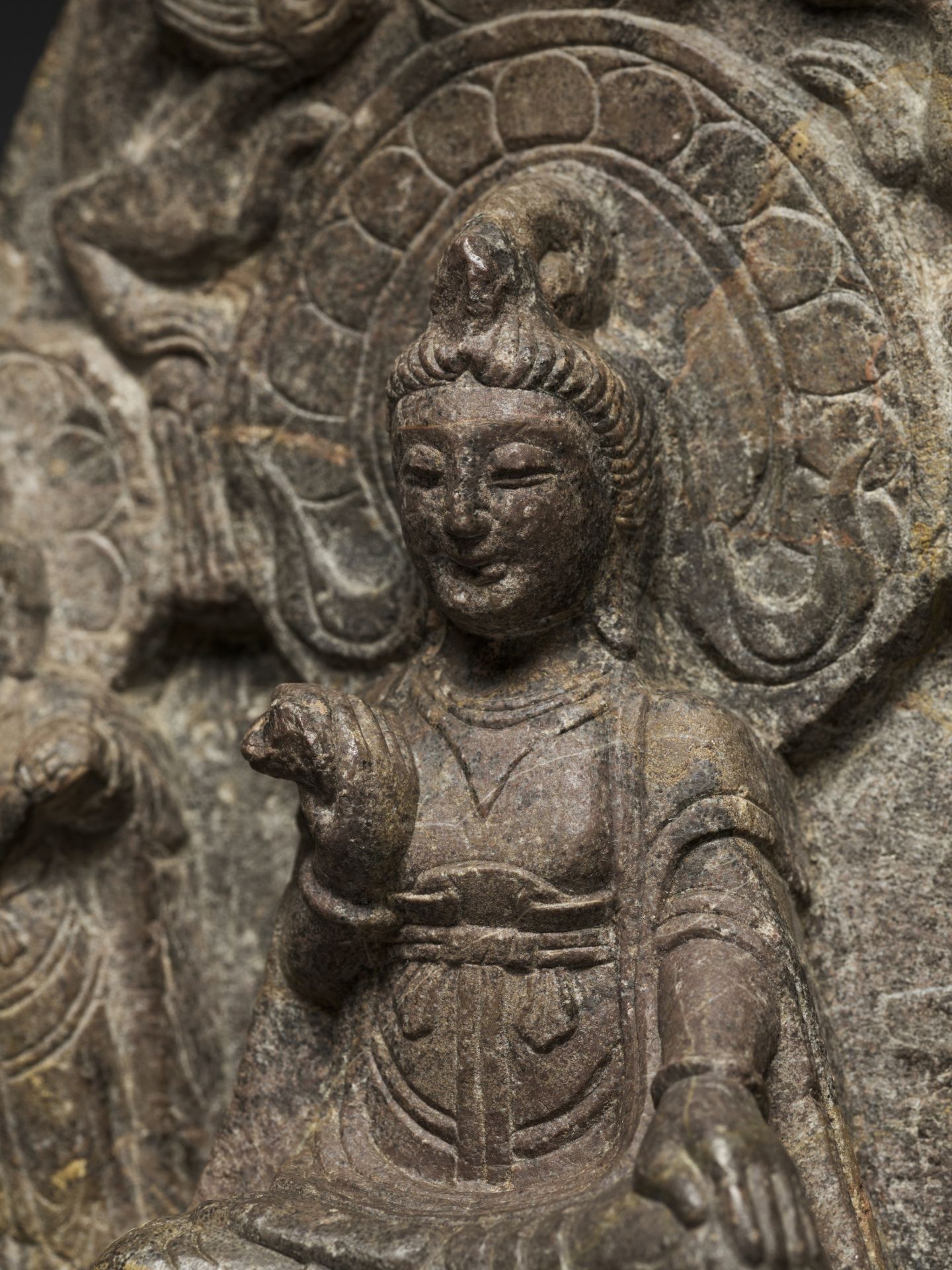 A LIMESTONE BUDDHIST TRIAD STELE OF GUANYIN, NORTHERN WEI TO TANG DYNASTY - Bild 2 aus 14