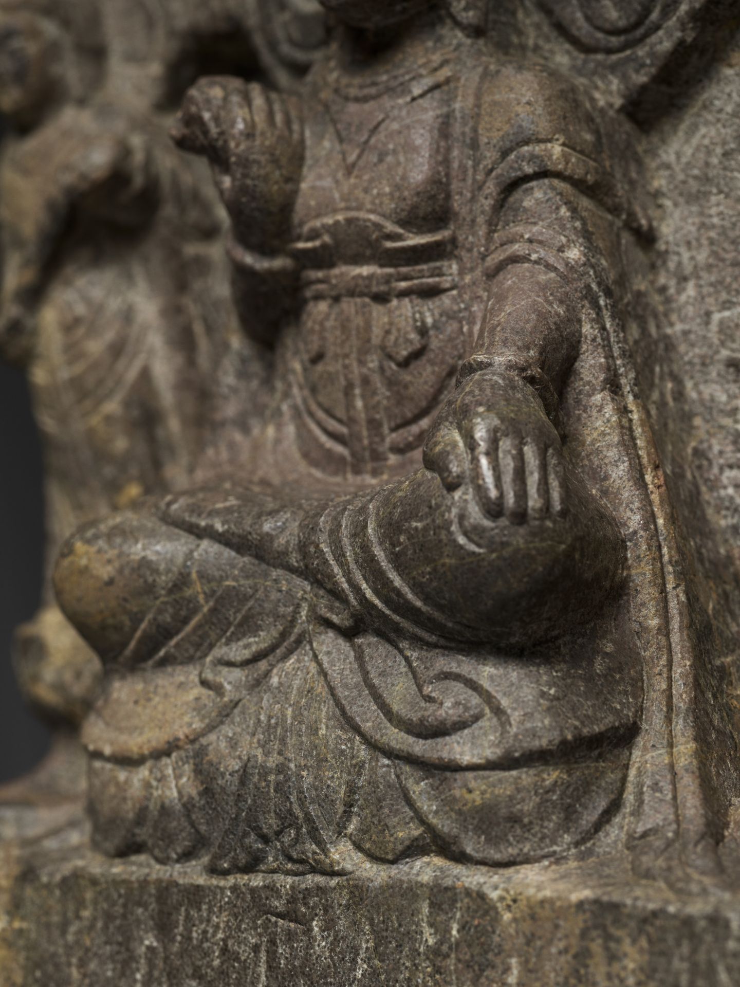 A LIMESTONE BUDDHIST TRIAD STELE OF GUANYIN, NORTHERN WEI TO TANG DYNASTY - Bild 10 aus 14