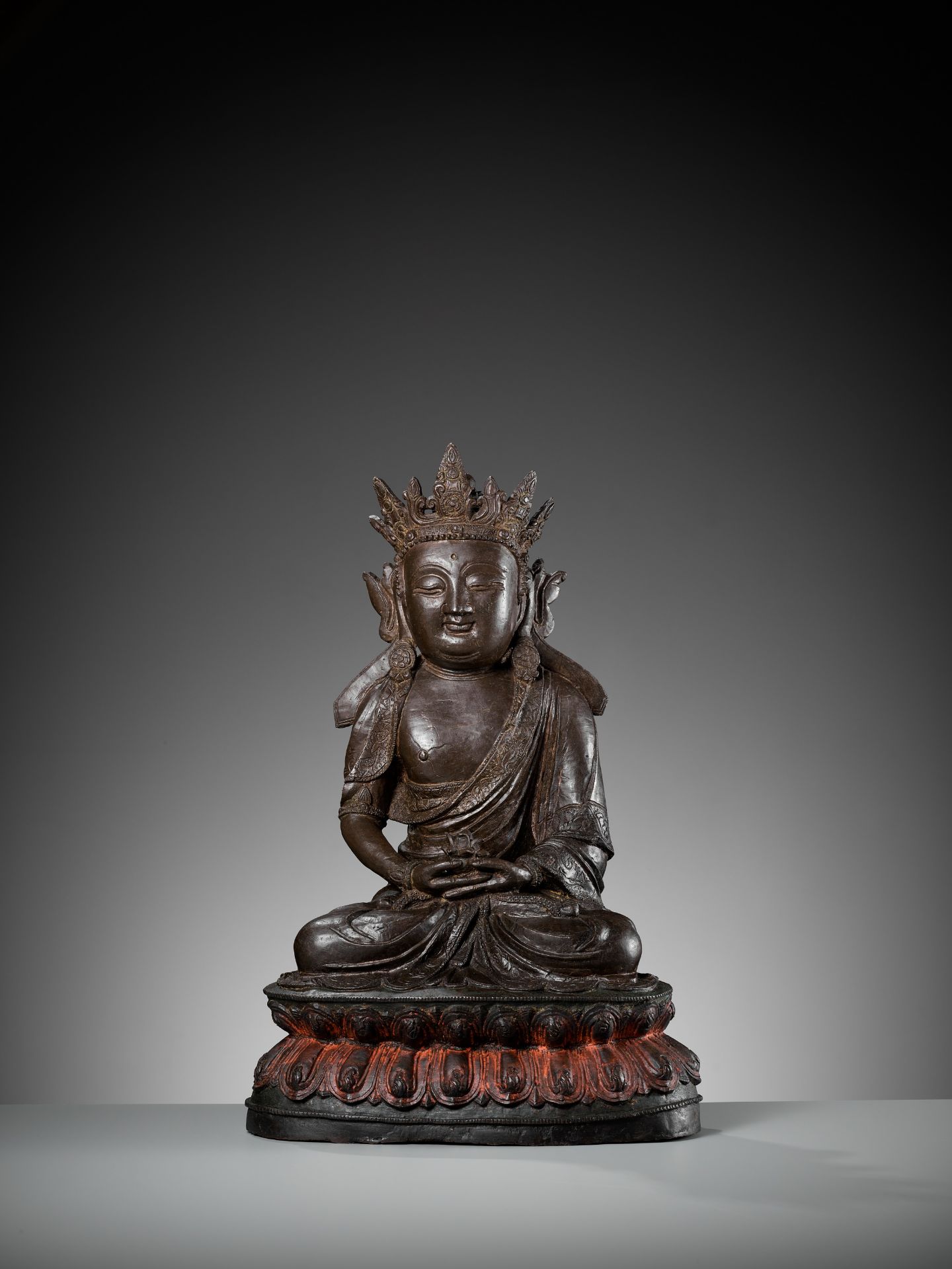 A MASSIVE BRONZE FIGURE OF AVALOKITESHVARA, DATED THIRD YEAR OF JIAJING, CORRESPONDING TO 1524 - Bild 8 aus 14