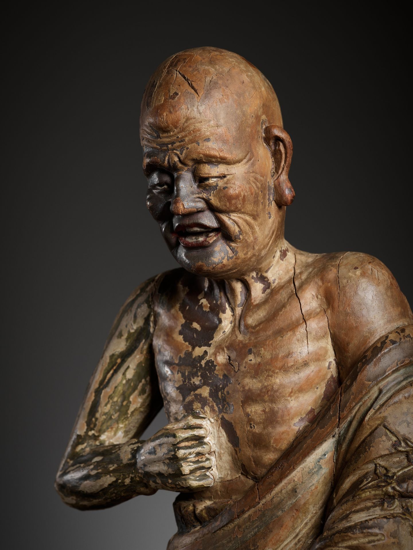 A PAINTED WOOD AND GESSO FIGURE OF A LUOHAN, MING DYNASTY - Bild 14 aus 14