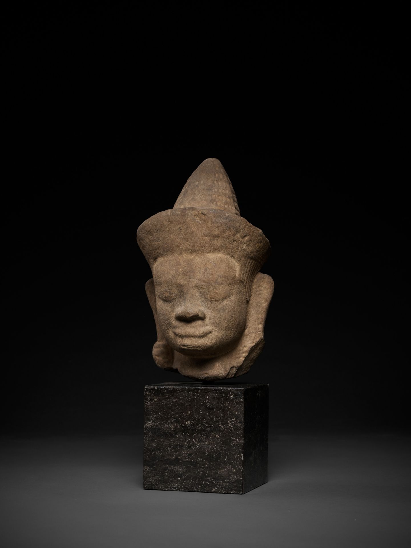 A MONUMENTAL SANDSTONE HEAD OF A MALE DEITY, ANGKOR WAT STYLE - Bild 3 aus 10