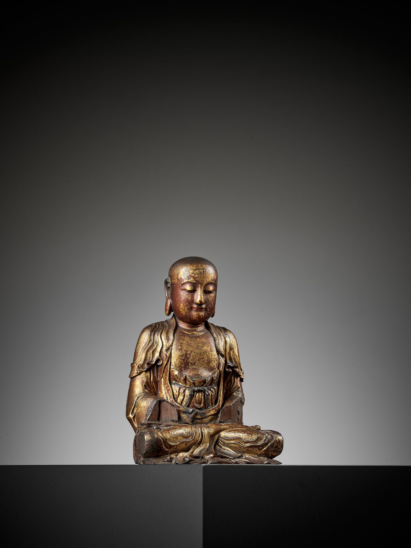 A GILT-LACQUERED WOOD FIGURE OF A LUOHAN, MING DYNASTY - Bild 11 aus 14