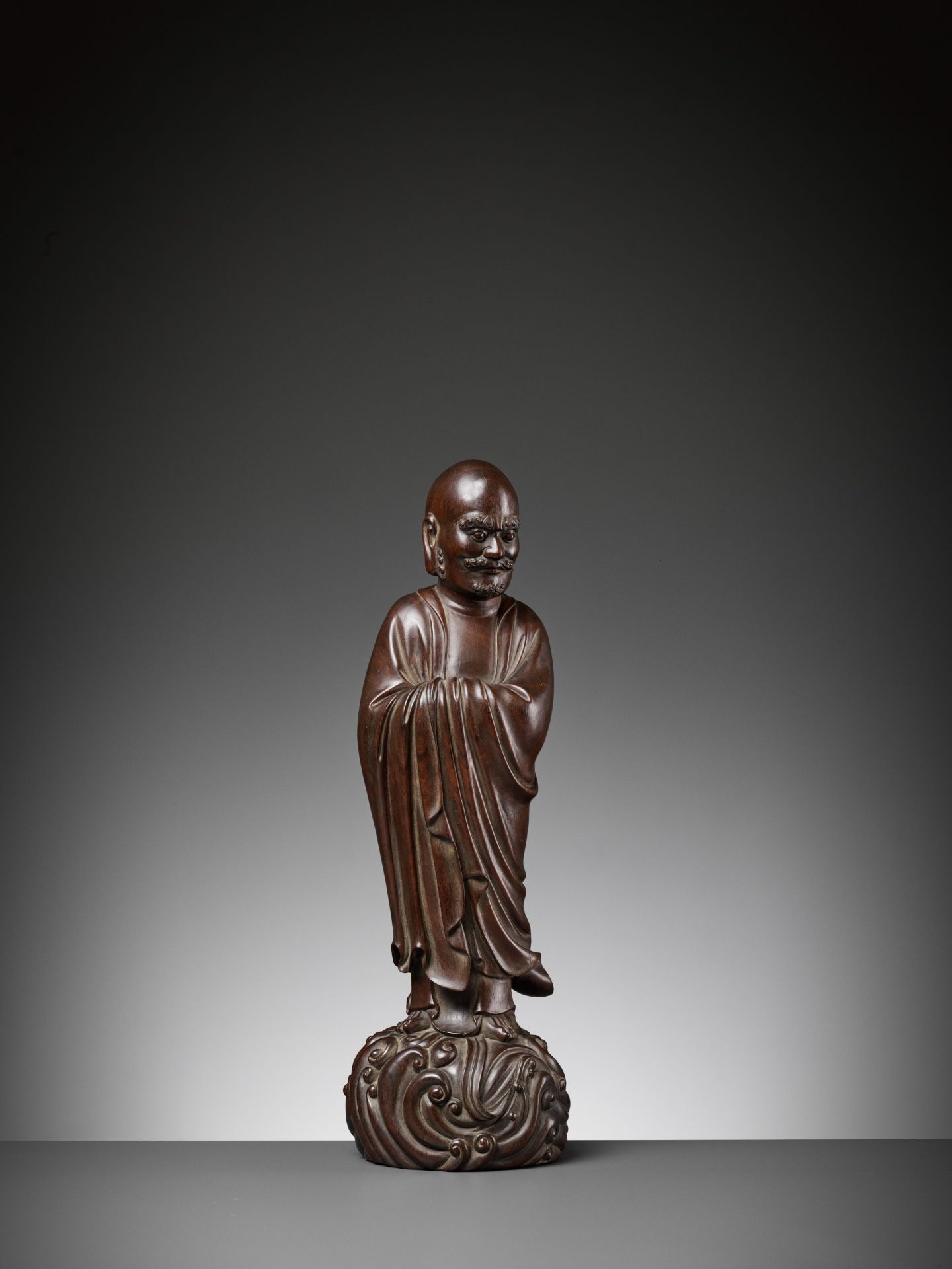 A LARGE HARDWOOD FIGURE OF DAMO (BODHIDHARMA), LATE MING TO EARLY QING DYNASTY - Image 3 of 10