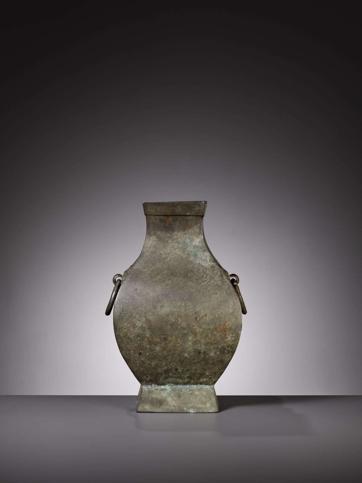 A BRONZE STORAGE VESSEL, FANGHU, HAN DYNASTY - Bild 3 aus 12