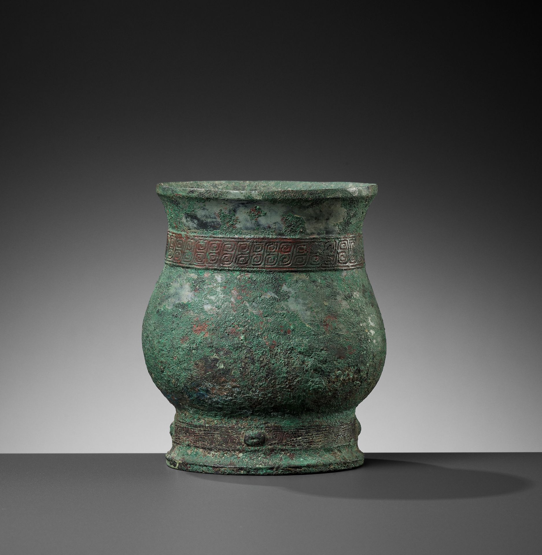 A BRONZE RITUAL WINE CUP, ZHI, LATE SHANG TO EARLY WESTERN ZHOU