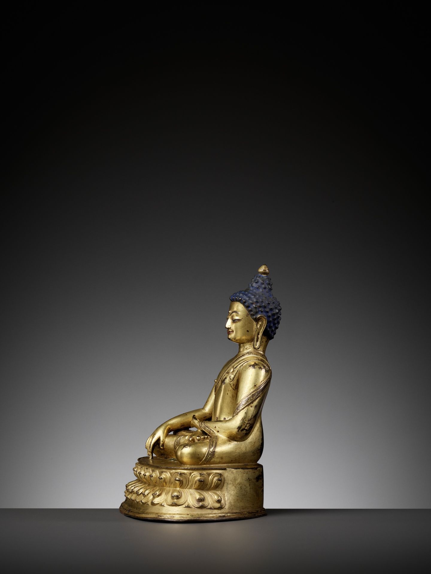 A GILT BRONZE FIGURE OF BUDDHA SHAKYAMUNI, 15TH CENTURY - Bild 6 aus 11