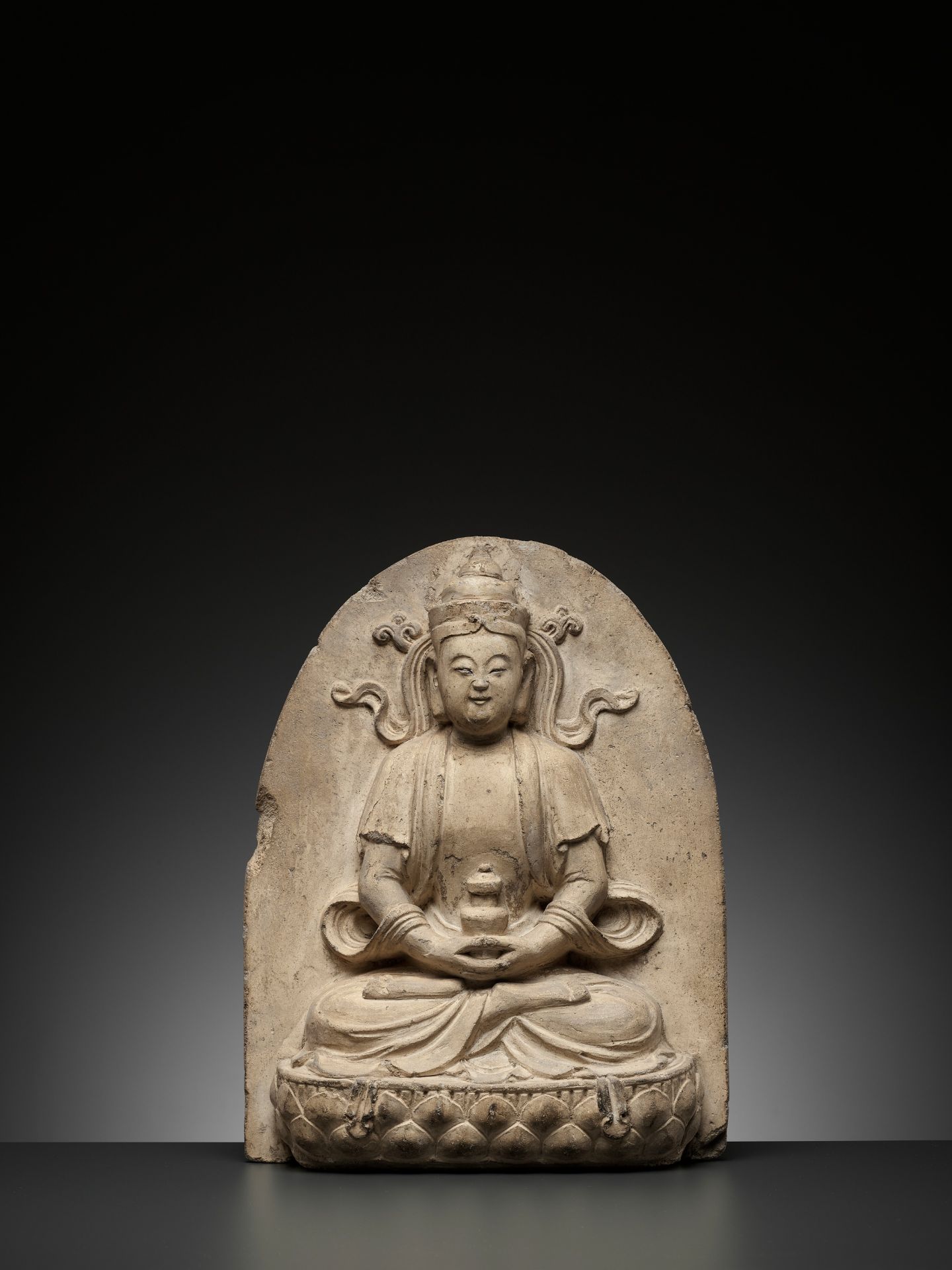 A MASSIVE 'BODHISATTVA' ARCHITECTURAL ELEMENT, UNGLAZED POTTERY, MING DYNASTY - Bild 10 aus 10