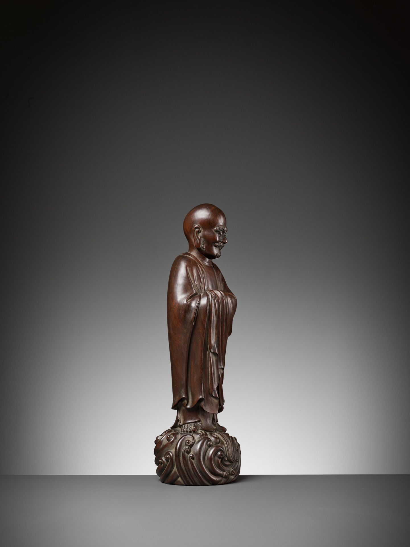 A LARGE HARDWOOD FIGURE OF DAMO (BODHIDHARMA), LATE MING TO EARLY QING DYNASTY - Image 8 of 10