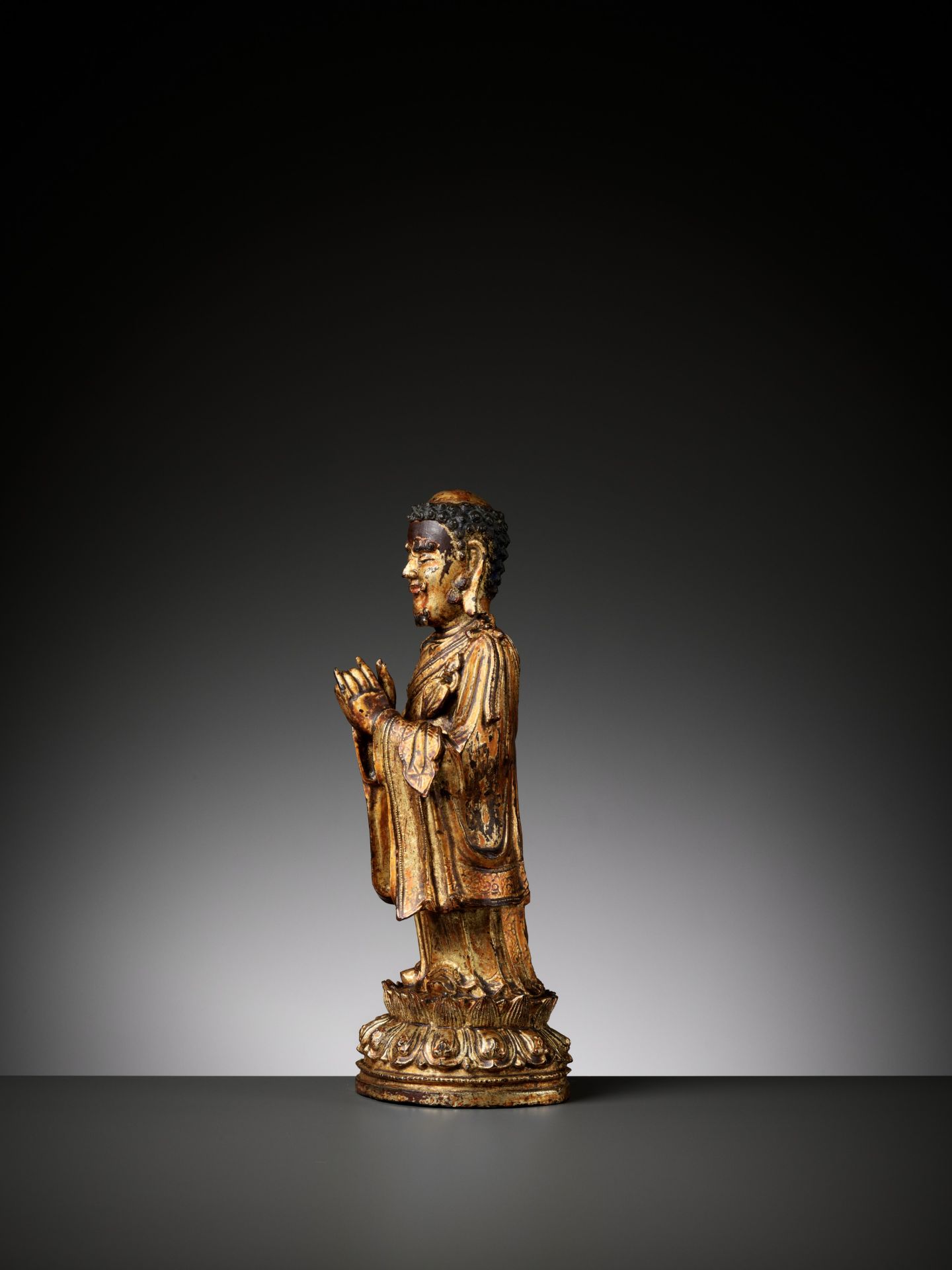 A RARE GILT BRONZE FIGURE OF A BUDDHIST DISCIPLE, POSSIBLY ANANDA, MING DYNASTY - Bild 3 aus 13