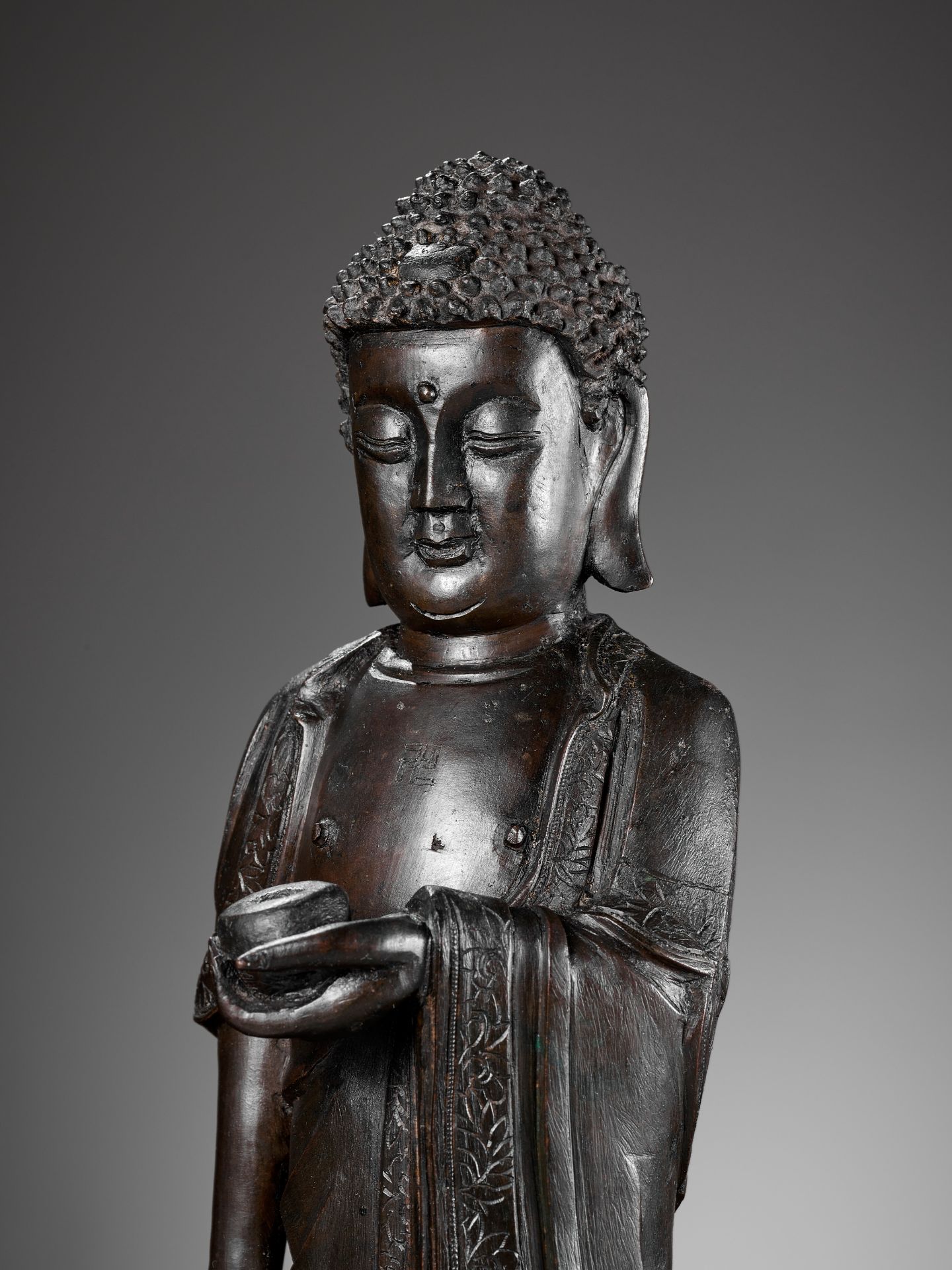 A LARGE BRONZE FIGURE OF BUDDHA AMITABHA, MING DYNASTY - Bild 13 aus 15