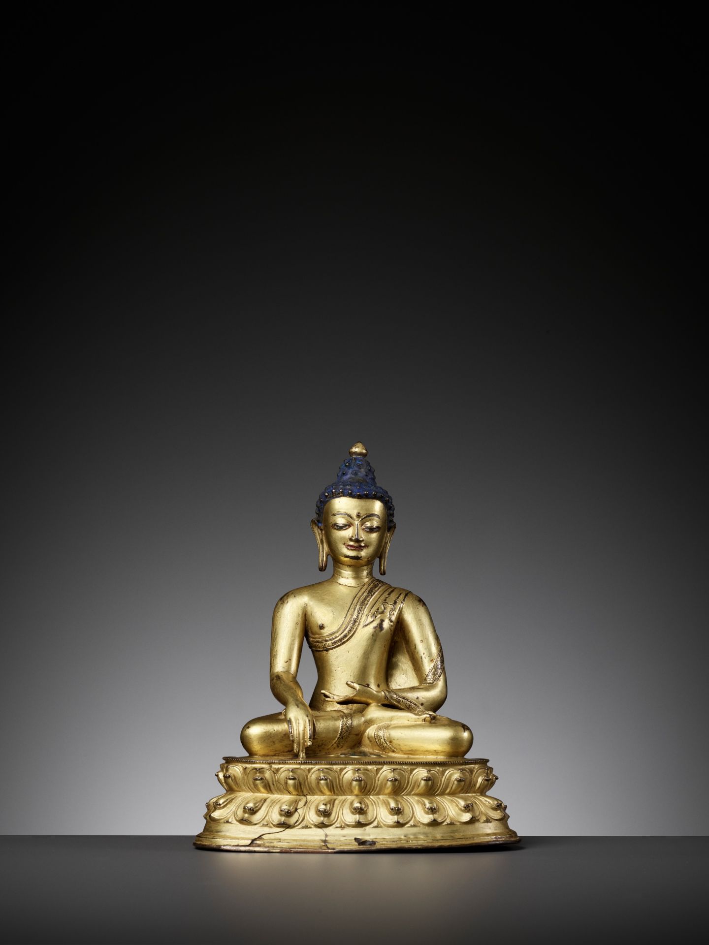 A GILT BRONZE FIGURE OF BUDDHA SHAKYAMUNI, 15TH CENTURY - Bild 10 aus 11