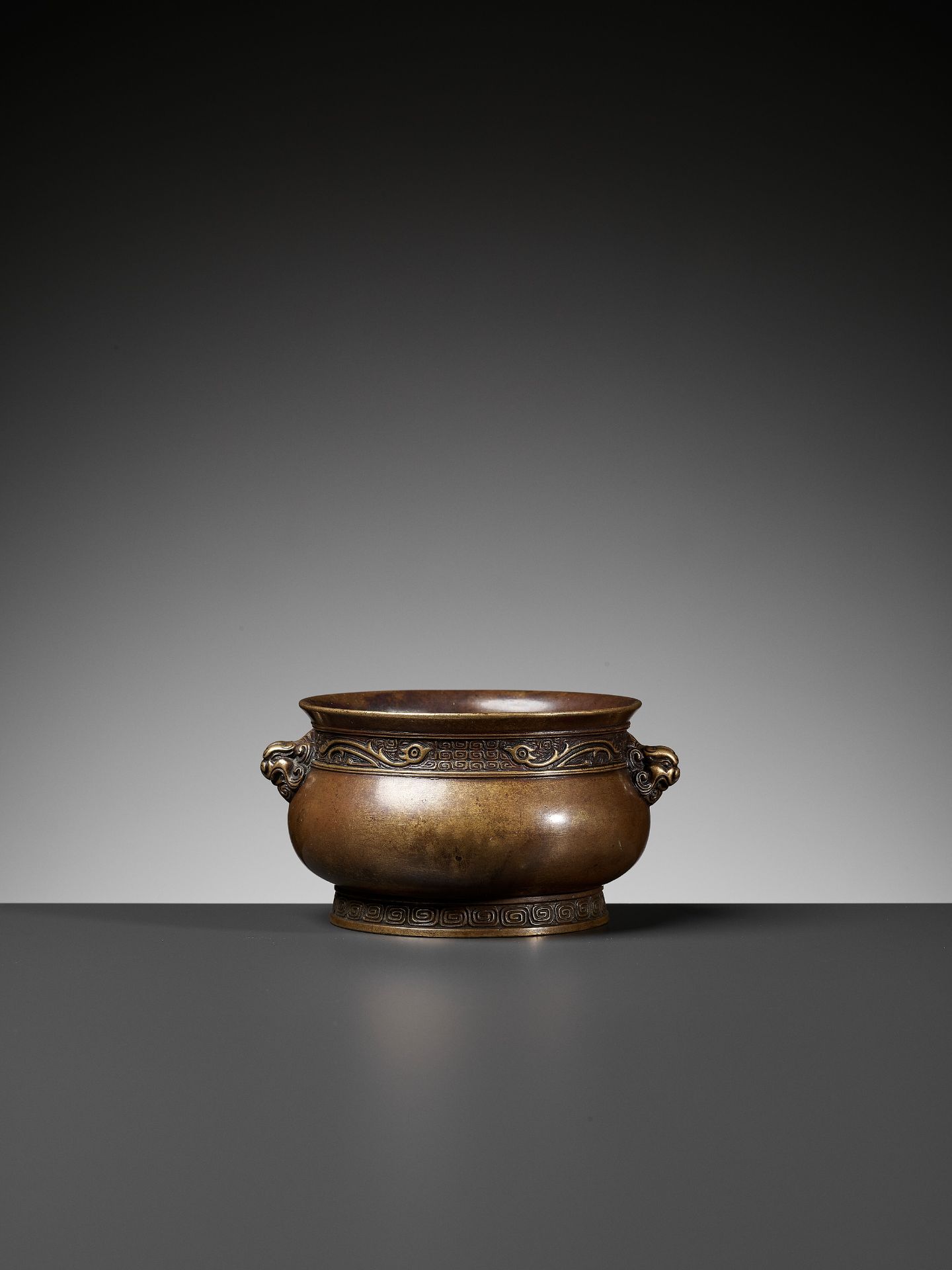 AN UNUSUAL 'ARCHAISTIC' BRONZE CENSER, 17TH-18TH CENTURY OR EARLIER - Bild 10 aus 12