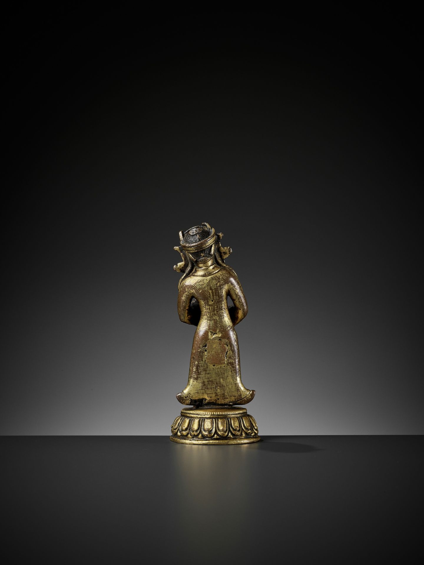 A GILT BRONZE FIGURE OF MANDARAVA, 16TH-17TH CENTURY - Bild 9 aus 13