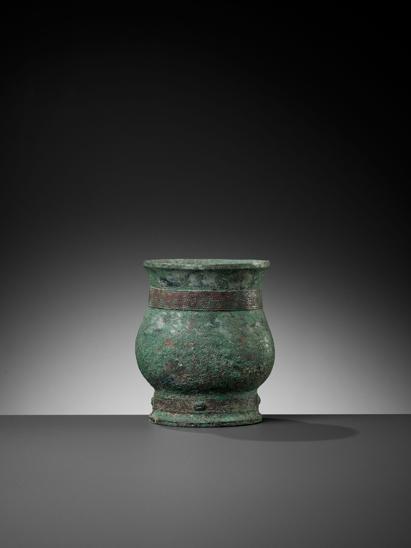 A BRONZE RITUAL WINE CUP, ZHI, LATE SHANG TO EARLY WESTERN ZHOU - Bild 10 aus 15