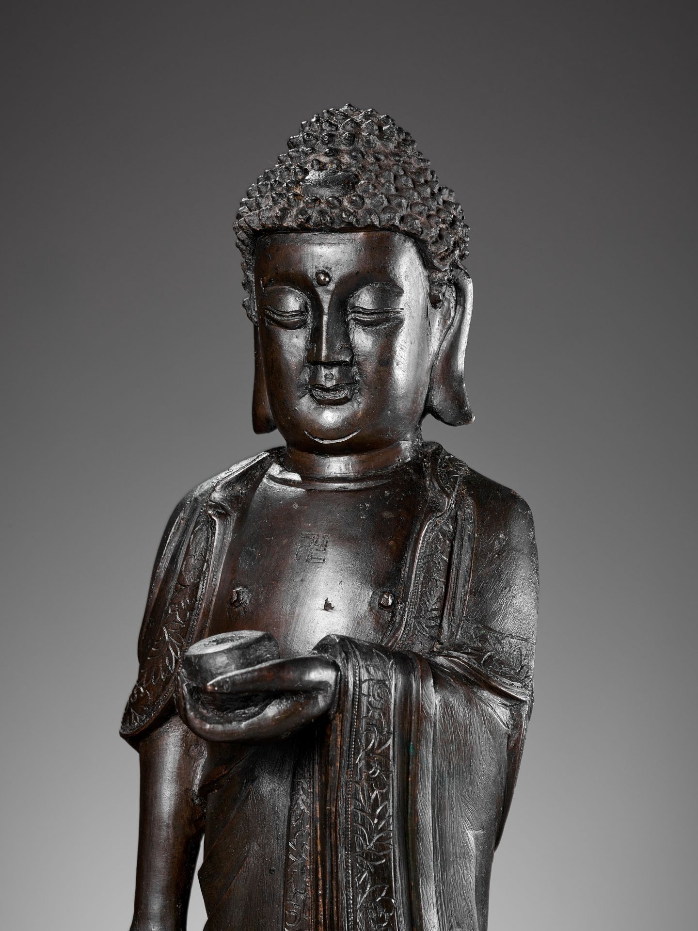 A LARGE BRONZE FIGURE OF BUDDHA AMITABHA, MING DYNASTY - Bild 2 aus 15