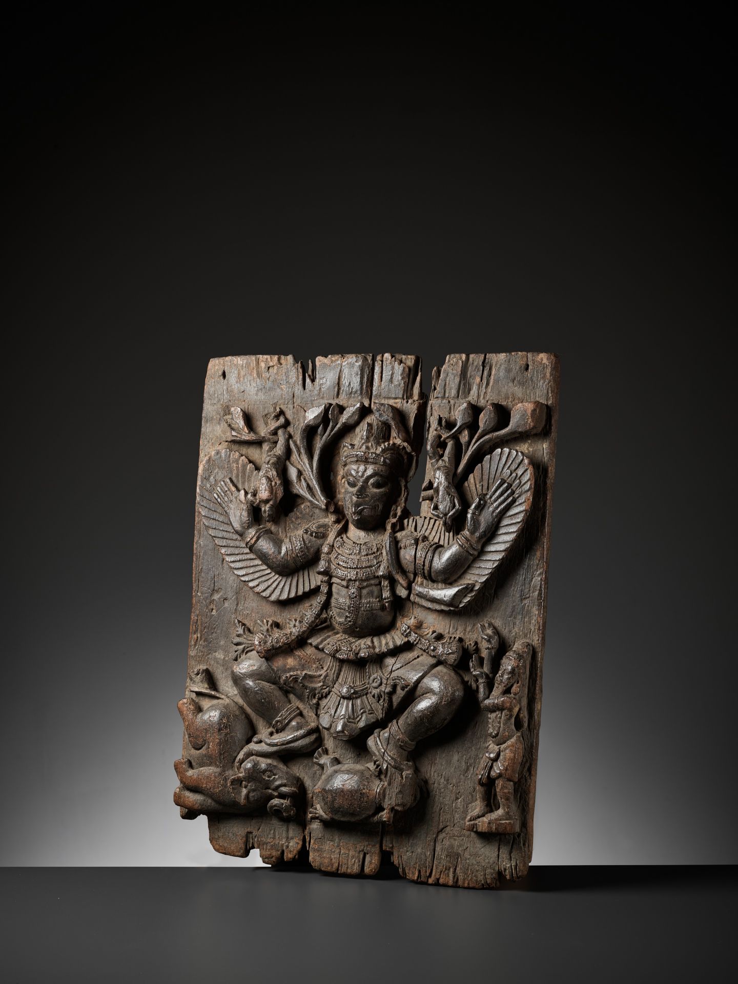 A RARE WOOD PANEL DEPICTING GARUDA WITH VIBHAVASU AND SUPRATIK - Bild 8 aus 11