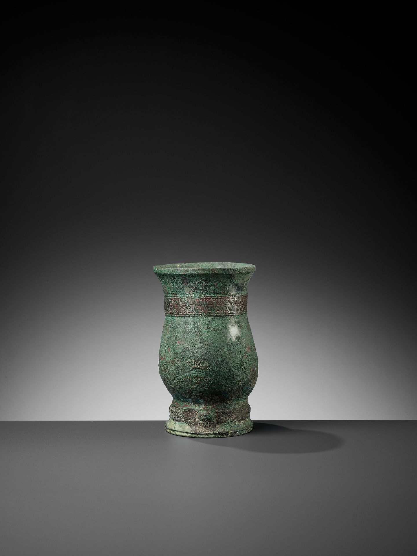 A BRONZE RITUAL WINE CUP, ZHI, LATE SHANG TO EARLY WESTERN ZHOU - Bild 9 aus 15