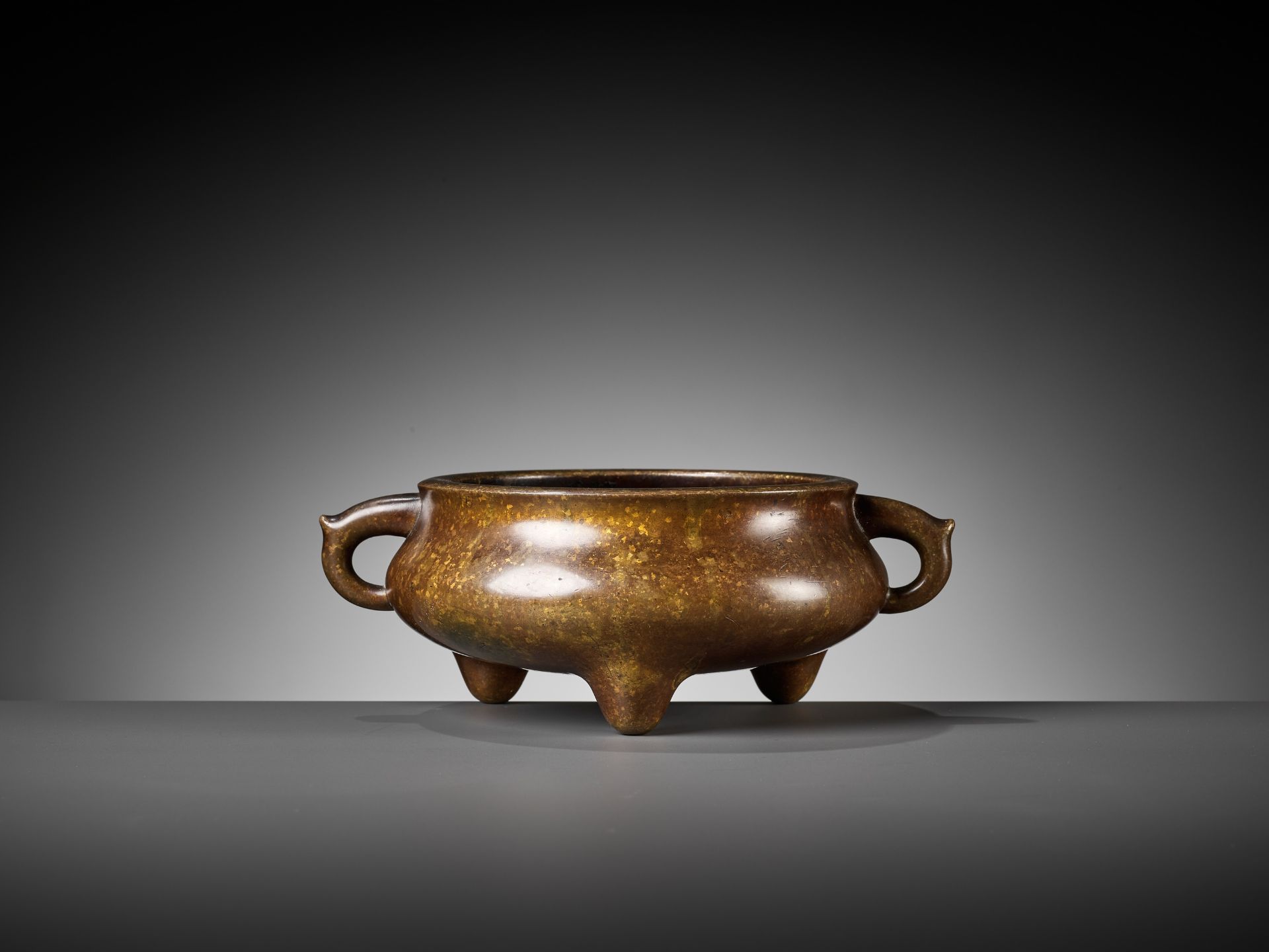 A GILT-SPLASHED 'ETERNAL TREASURES' BRONZE CENSER, 17TH CENTURY - Bild 11 aus 13