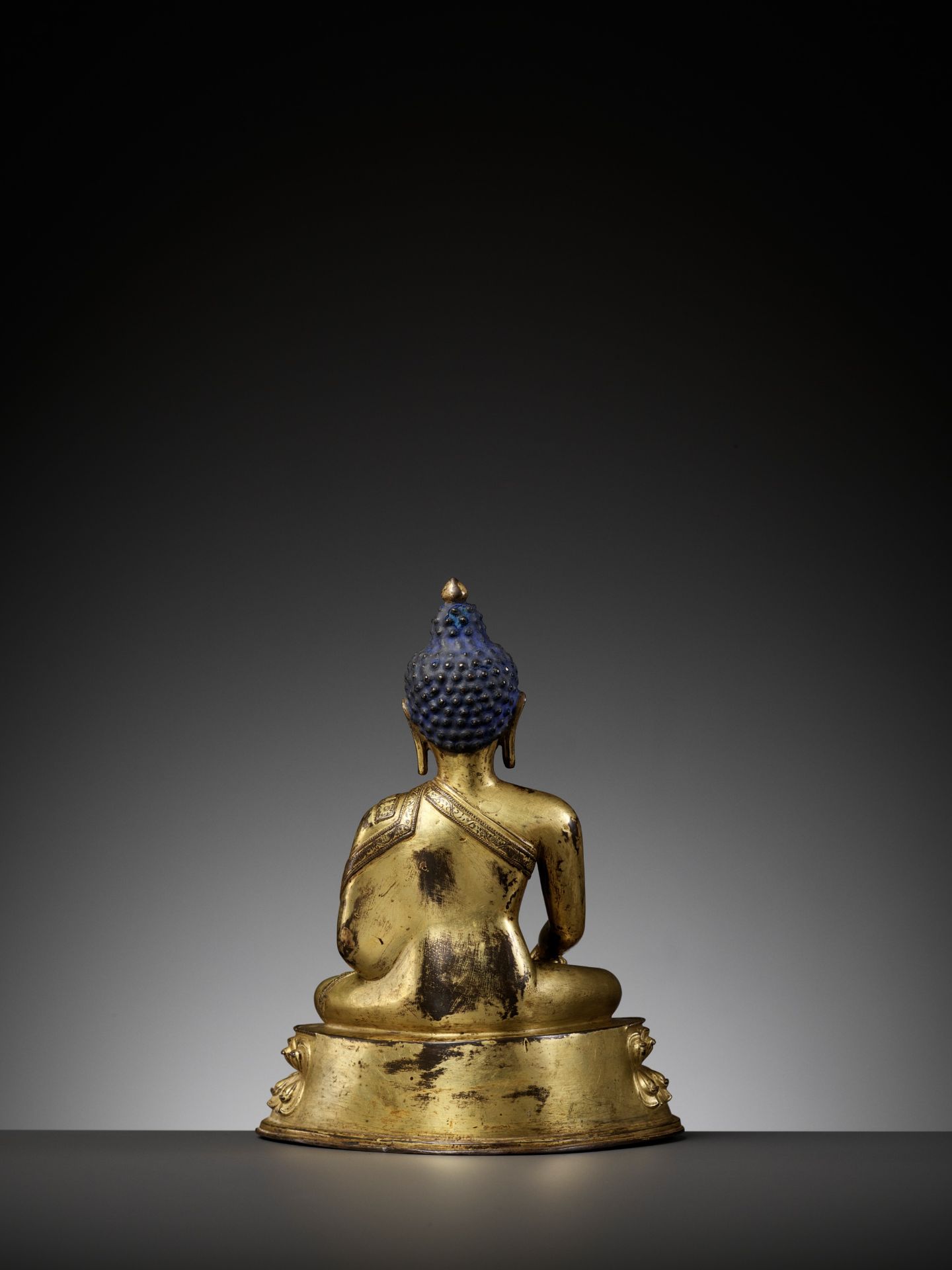 A GILT BRONZE FIGURE OF BUDDHA SHAKYAMUNI, 15TH CENTURY - Bild 7 aus 11