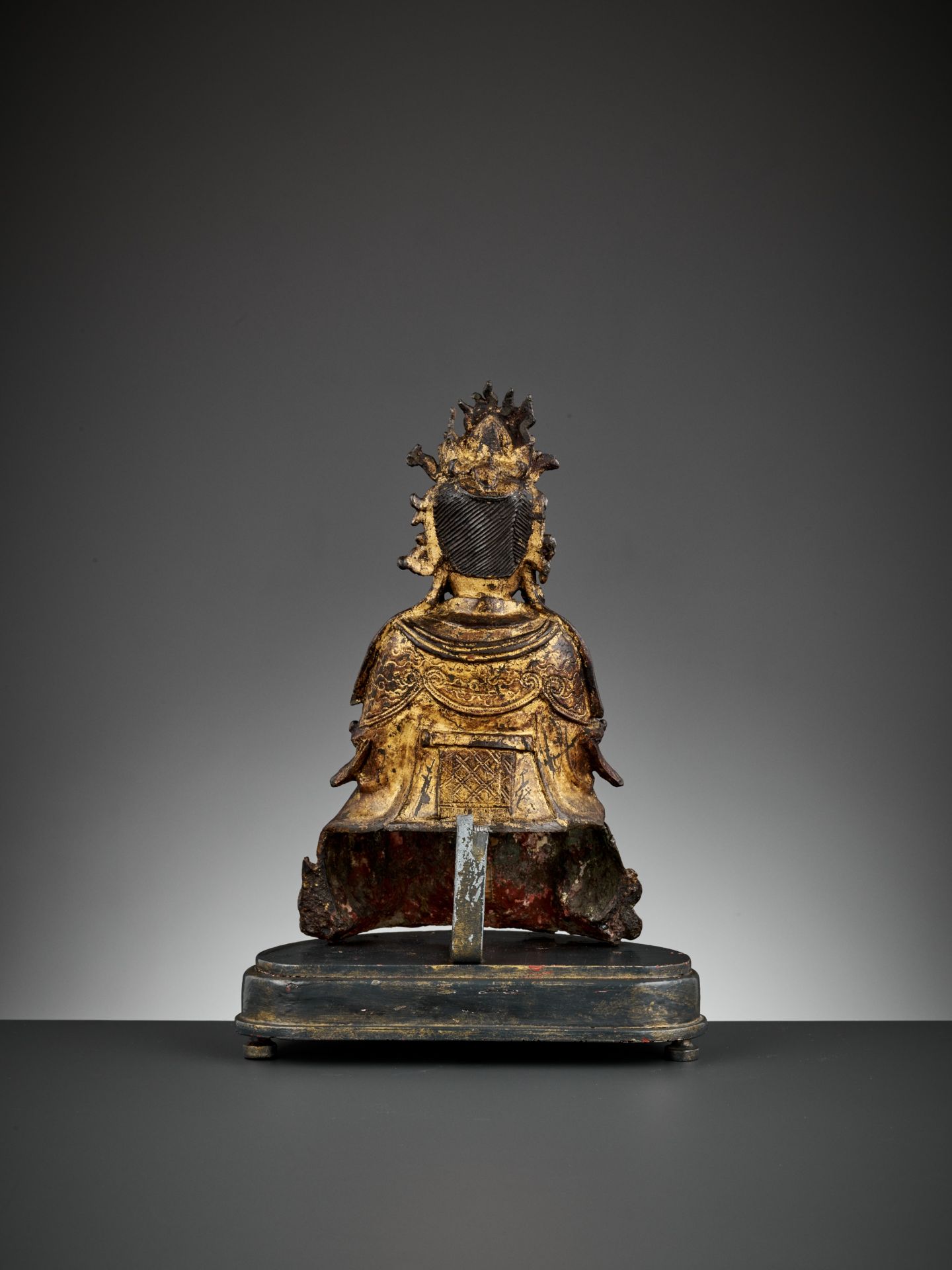 A GILT BRONZE FIGURE OF BIXIA YUANJUN, MING DYNASTY - Bild 8 aus 14