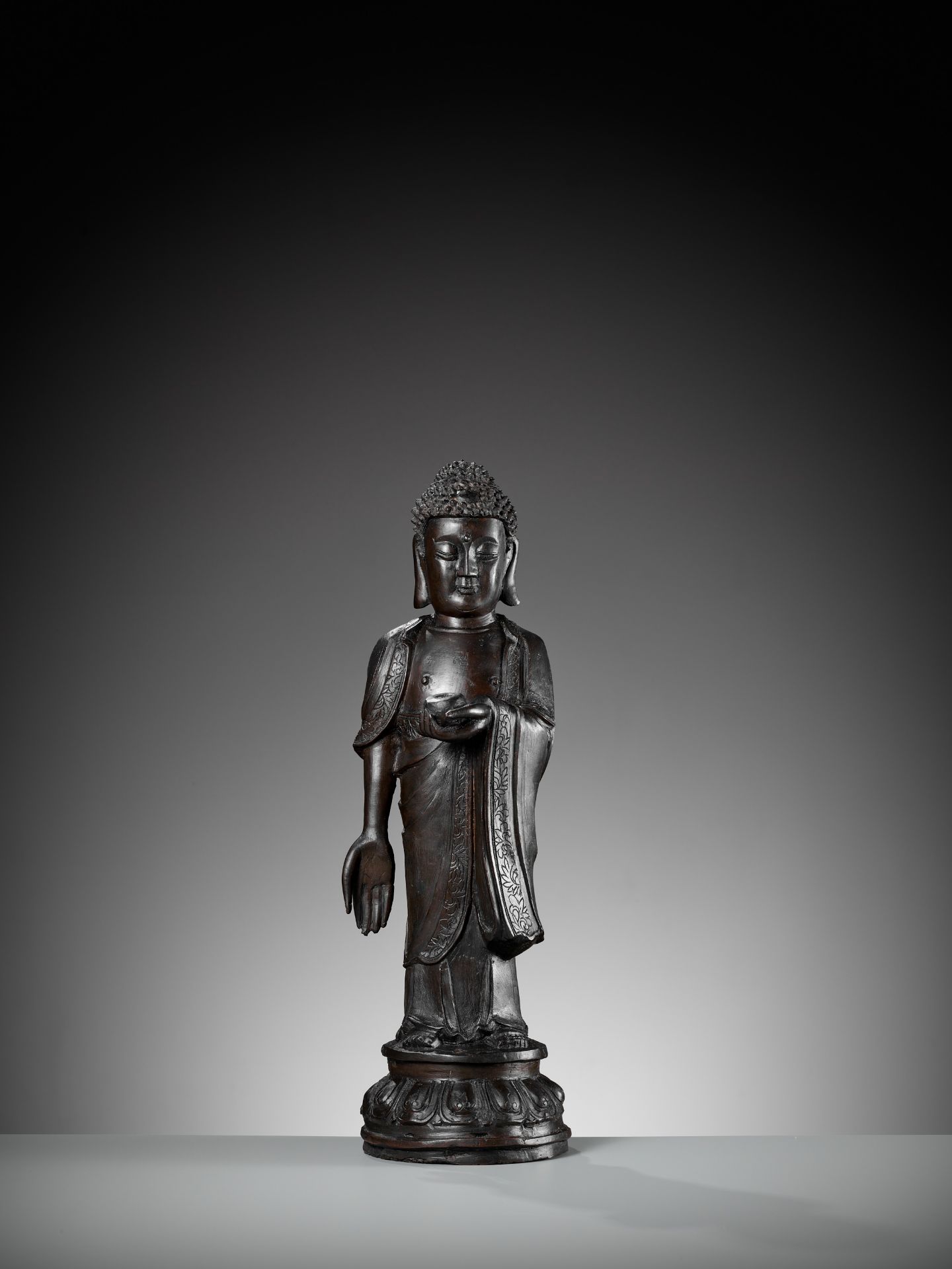 A LARGE BRONZE FIGURE OF BUDDHA AMITABHA, MING DYNASTY - Bild 3 aus 15