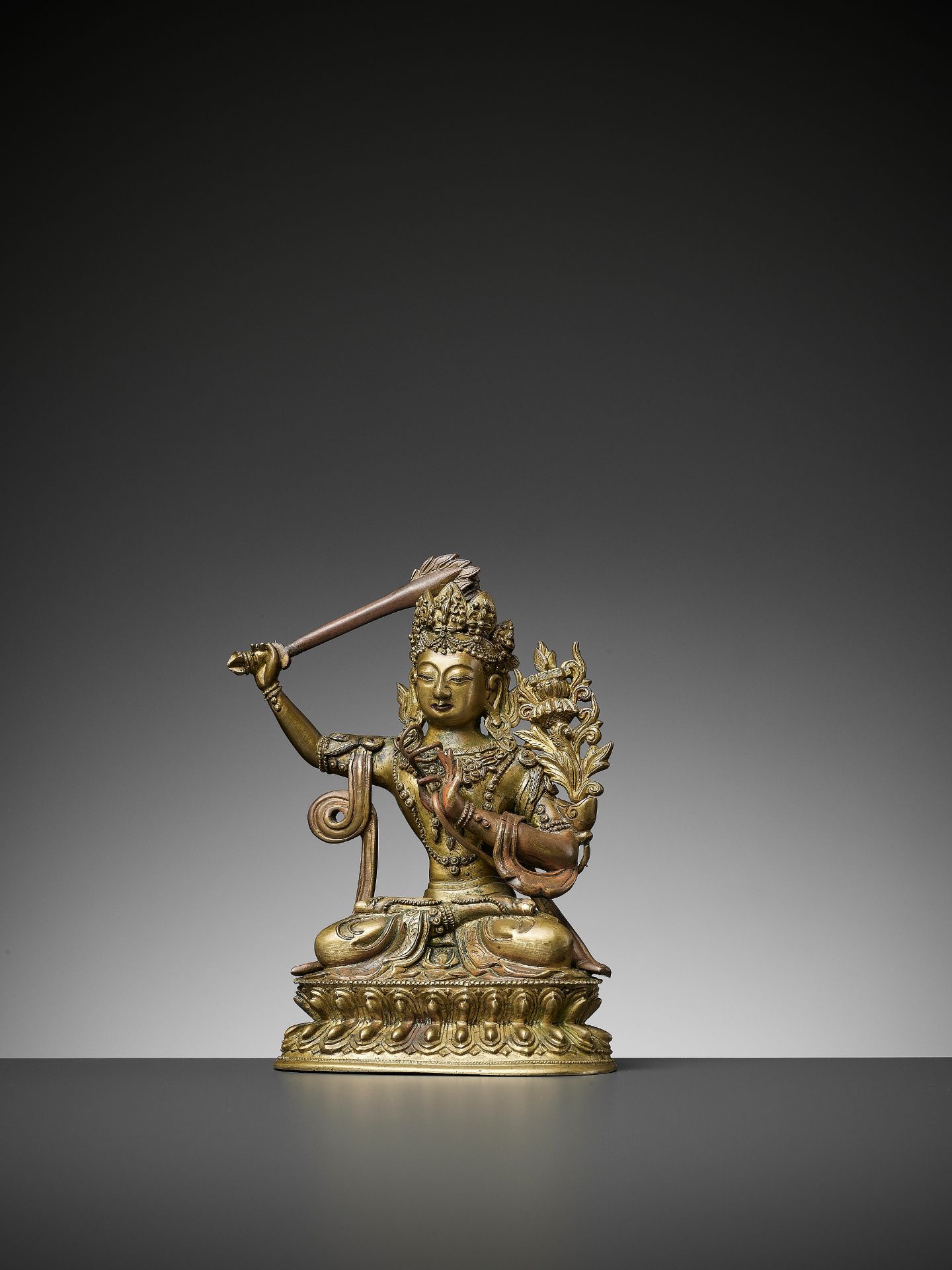 A GILT BRONZE FIGURE OF MANJUSHRI, QIANLONG - Bild 2 aus 11