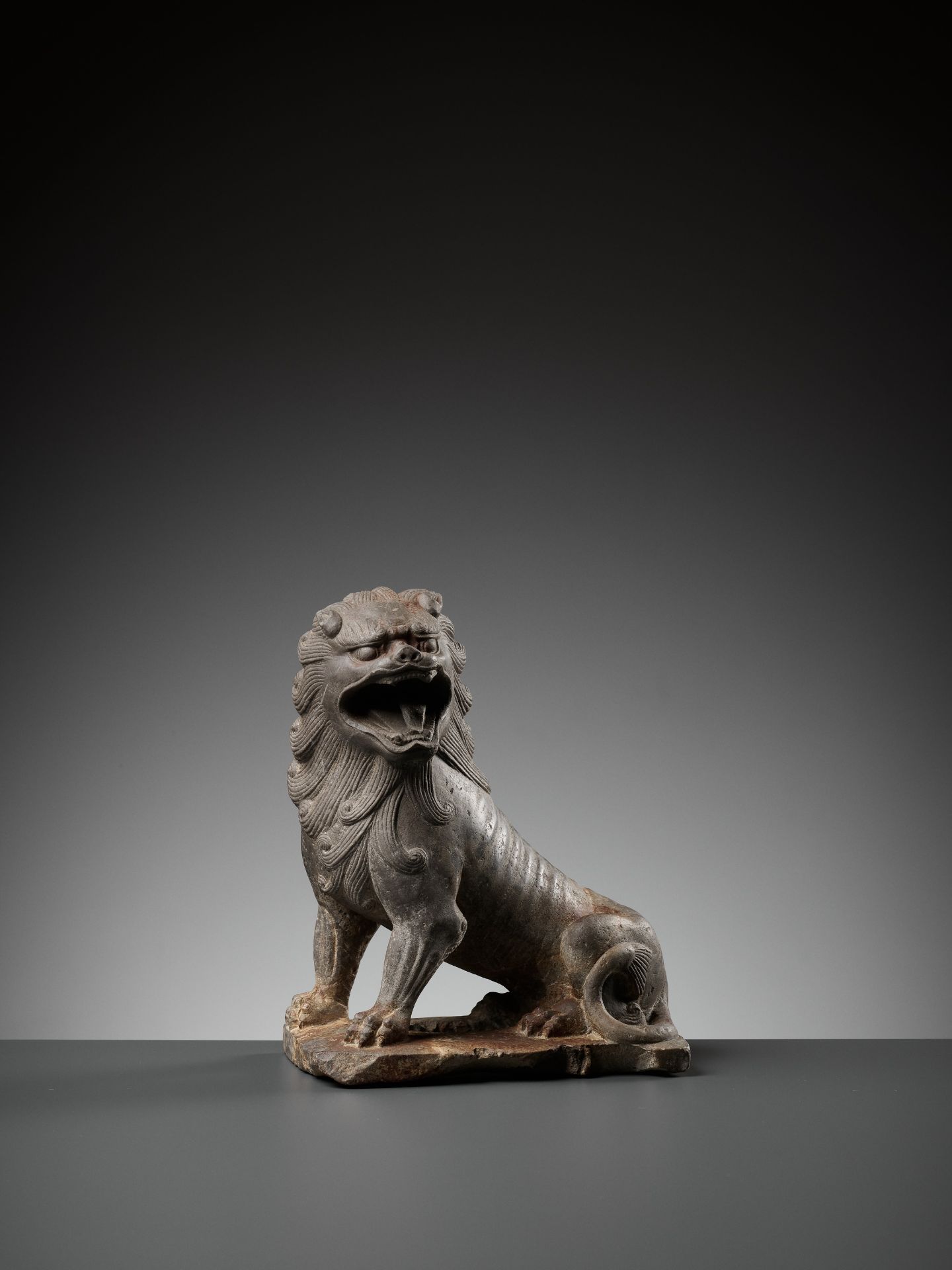 A SUPERBLY CARVED LIMESTONE FIGURE OF A LION, TANG DYNASTY - Bild 17 aus 19