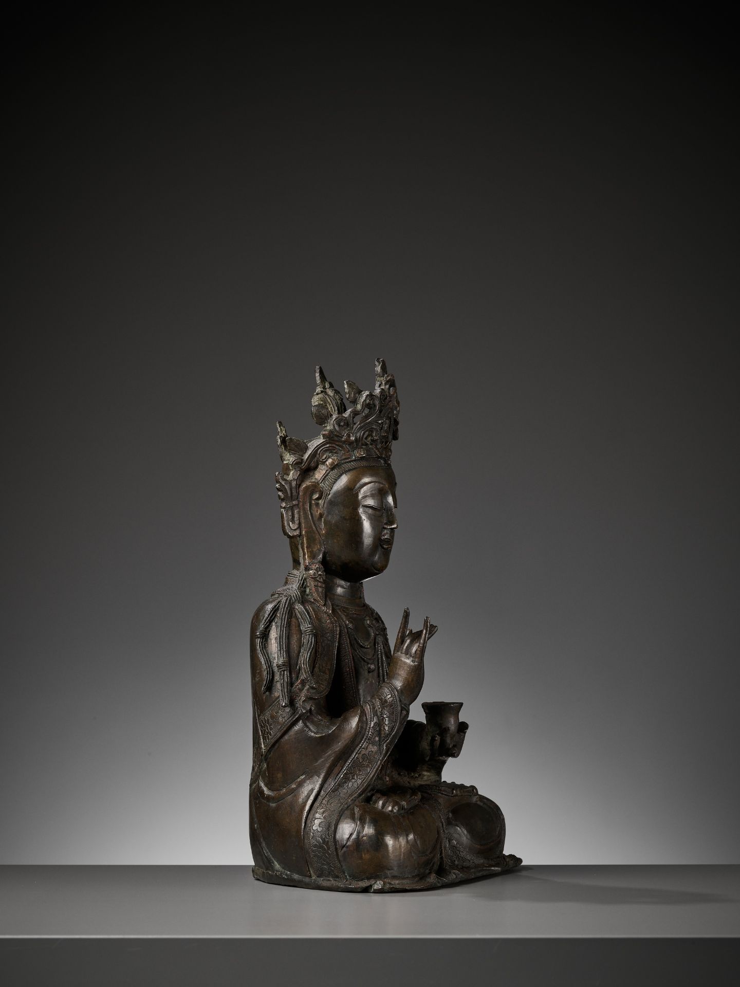 A LARGE BRONZE FIGURE OF GUANYIN, LATE MING DYNASTY - Bild 9 aus 13