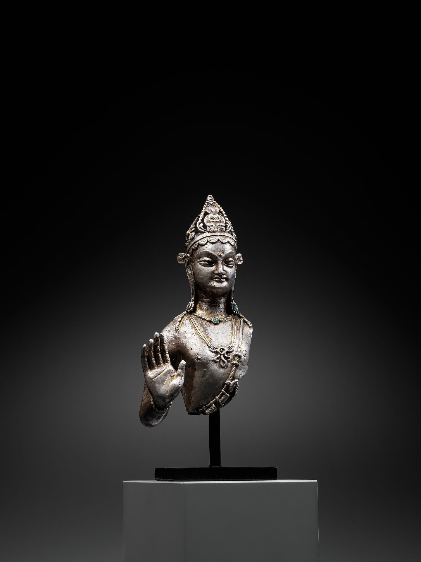 A SILVERED AND PARCEL-GILT BRONZE BUST OF AVALOKITESHVARA - Bild 11 aus 12