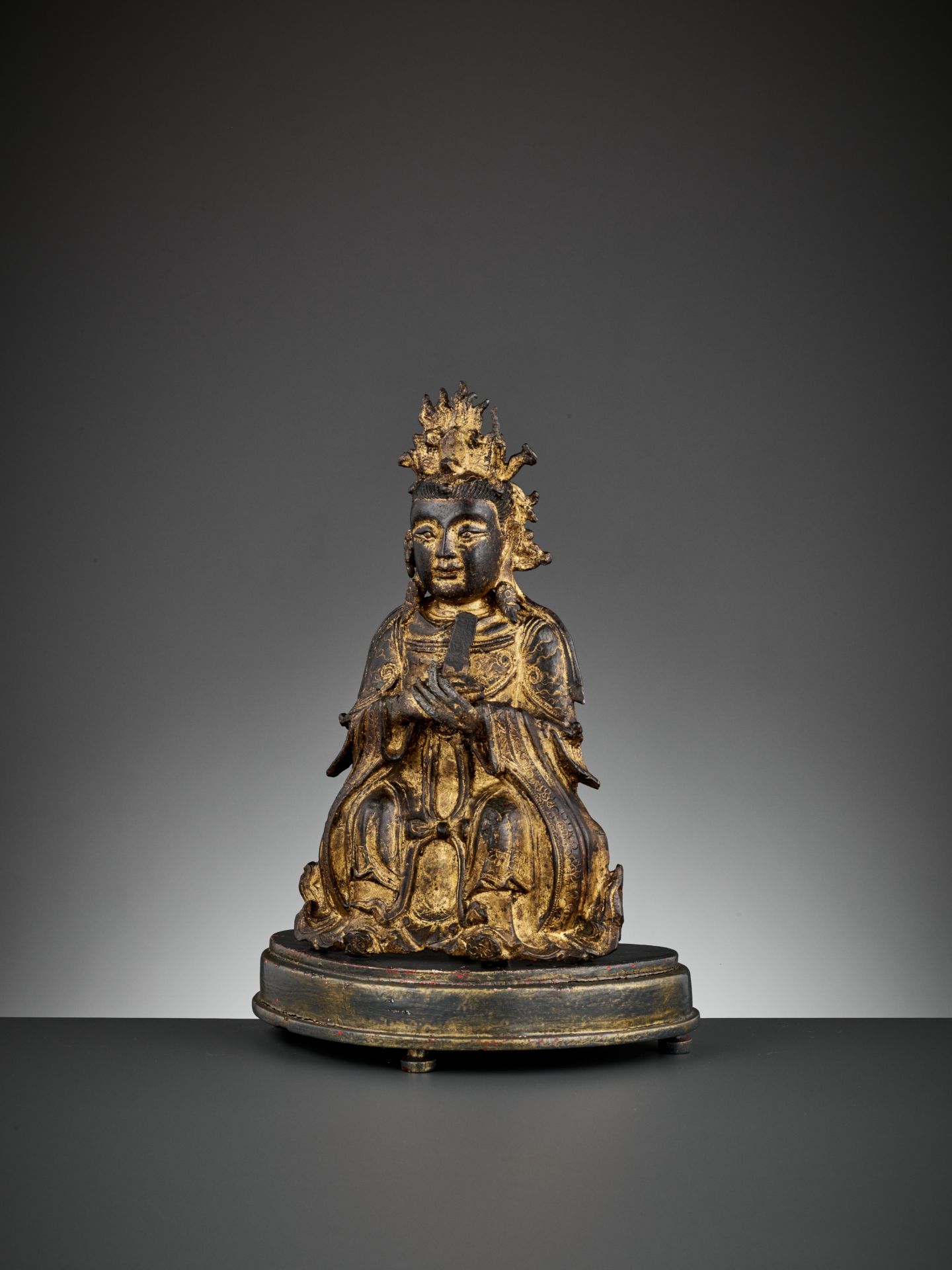 A GILT BRONZE FIGURE OF BIXIA YUANJUN, MING DYNASTY - Bild 3 aus 14