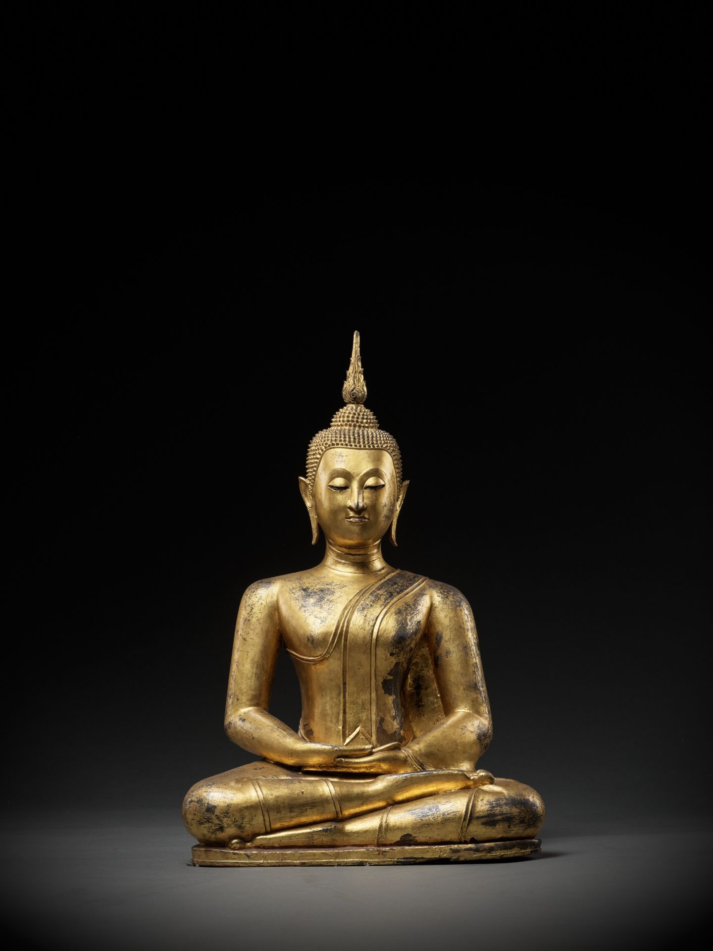 A MAGNIFICENT GILT BRONZE FIGURE OF BUDDHA, SUKHOTHAI - Bild 3 aus 12