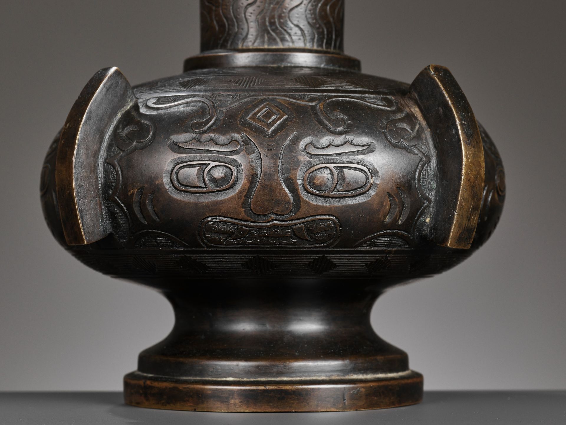 A BRONZE ARROW VASE, TOUHU, XUANDE MARK AND PROBABLY OF THE PERIOD - Bild 6 aus 18