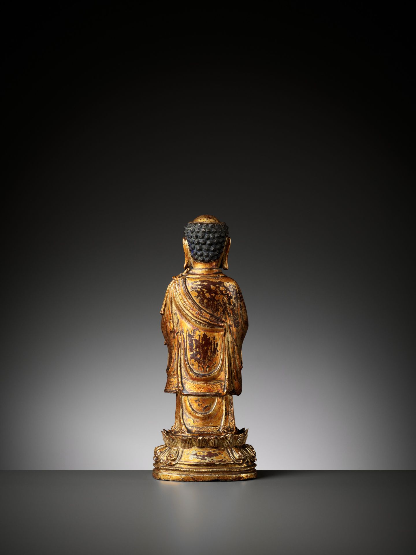 A RARE GILT BRONZE FIGURE OF A BUDDHIST DISCIPLE, POSSIBLY ANANDA, MING DYNASTY - Bild 9 aus 13