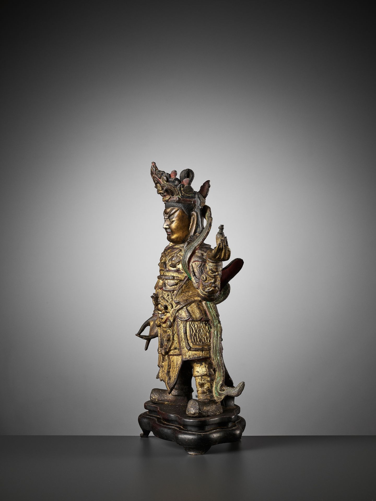 A VERY LARGE GILT BRONZE OF GUANGMU TIANWANG, THE GUARDIAN-KING VIRUPAKSHA, MING DYNASTY - Bild 5 aus 10