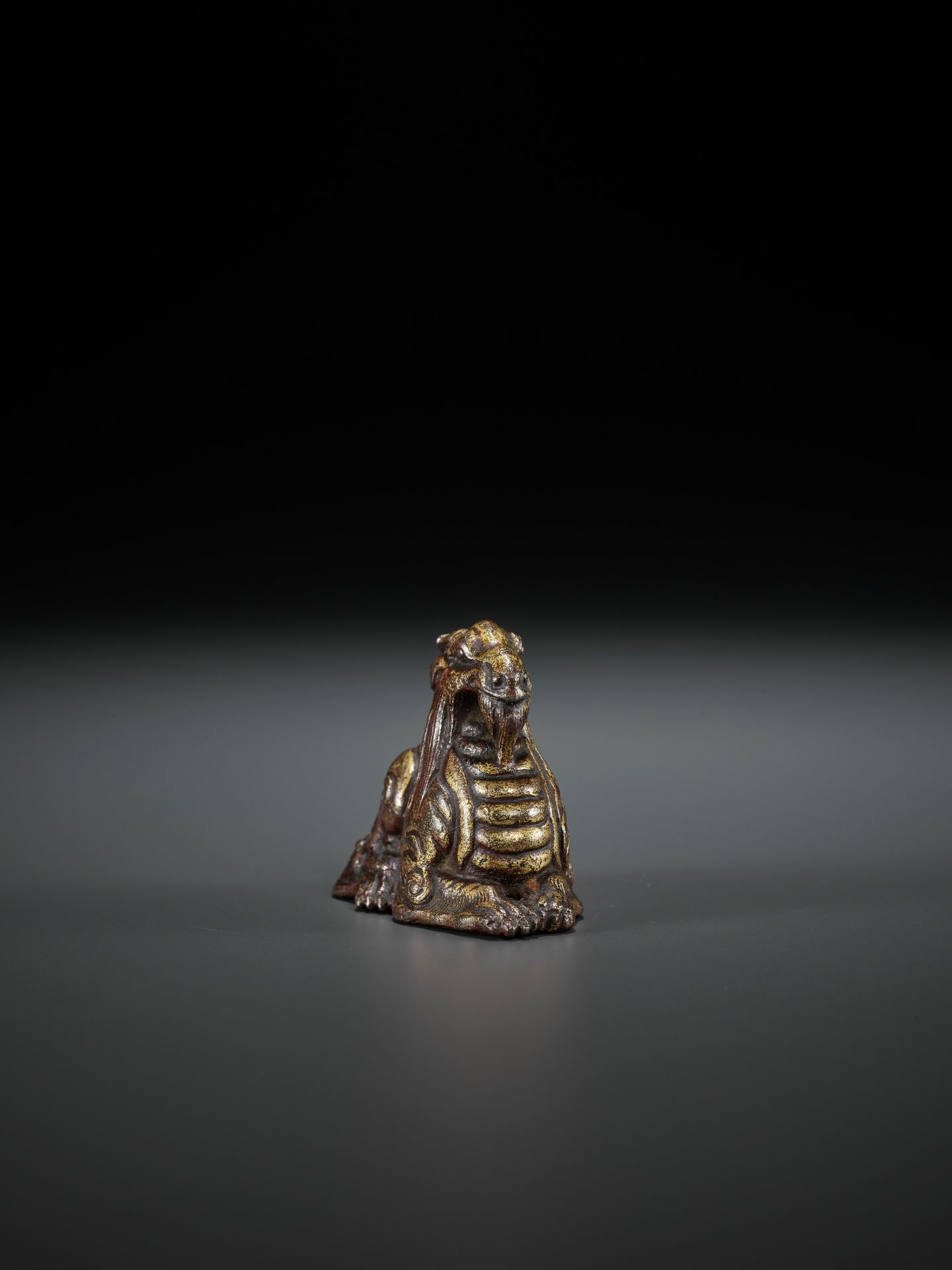 A PAIR OF GILT BRONZE 'MYTHICAL BEAST' WEIGHTS, EASTERN ZHOU TO WESTERN HAN - Bild 7 aus 17