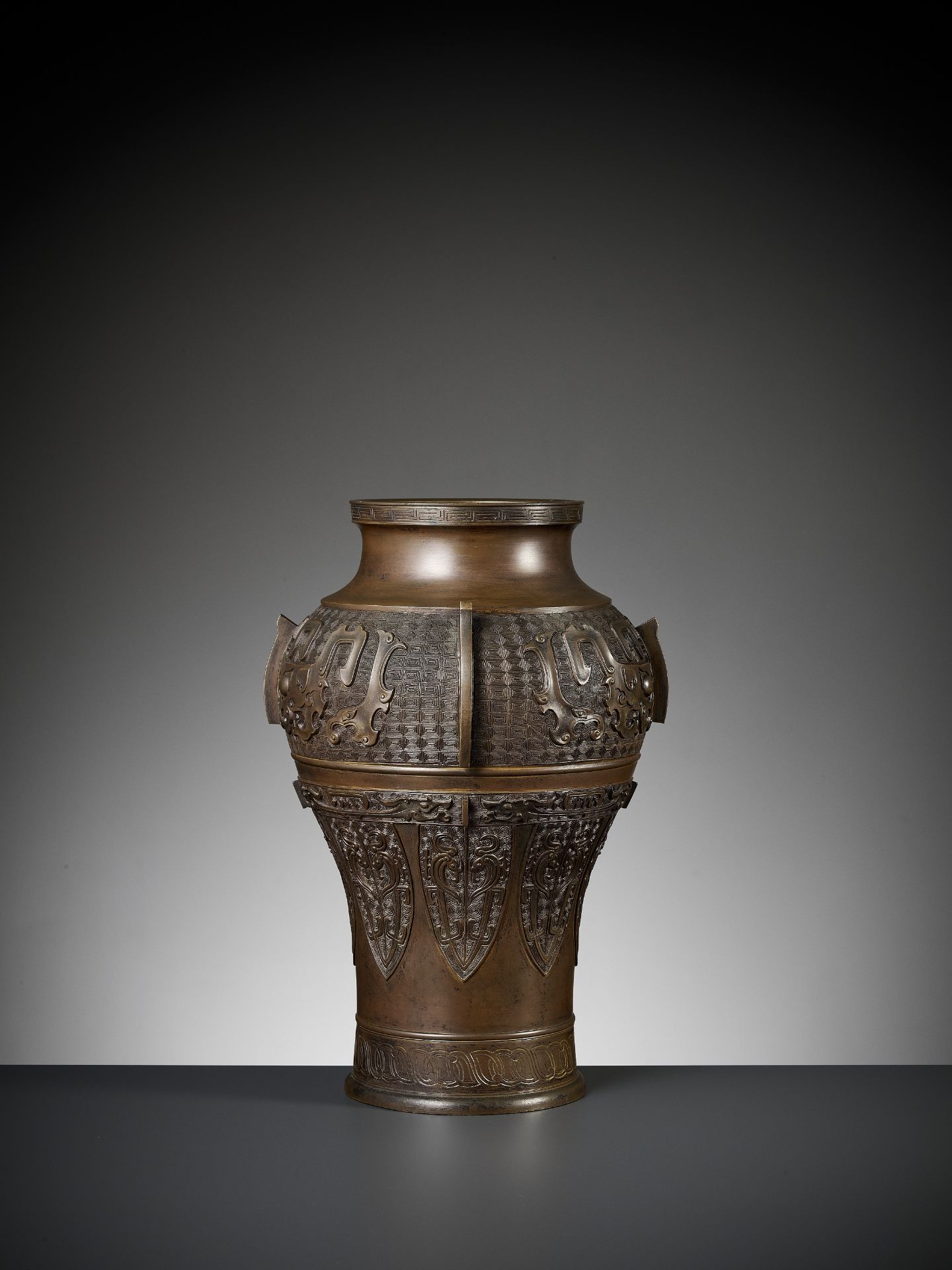 A MASSIVE BRONZE 'ARCHAISTIC' BALUSTER VASE, LATE MING TO EARLY QING - Bild 3 aus 10