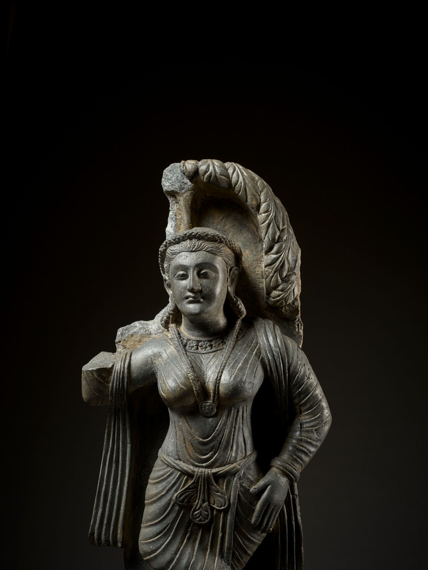 A SCHIST FIGURE OF A YAKSHI, GANDHARA, 2ND-3RD CENTURY - Bild 2 aus 13