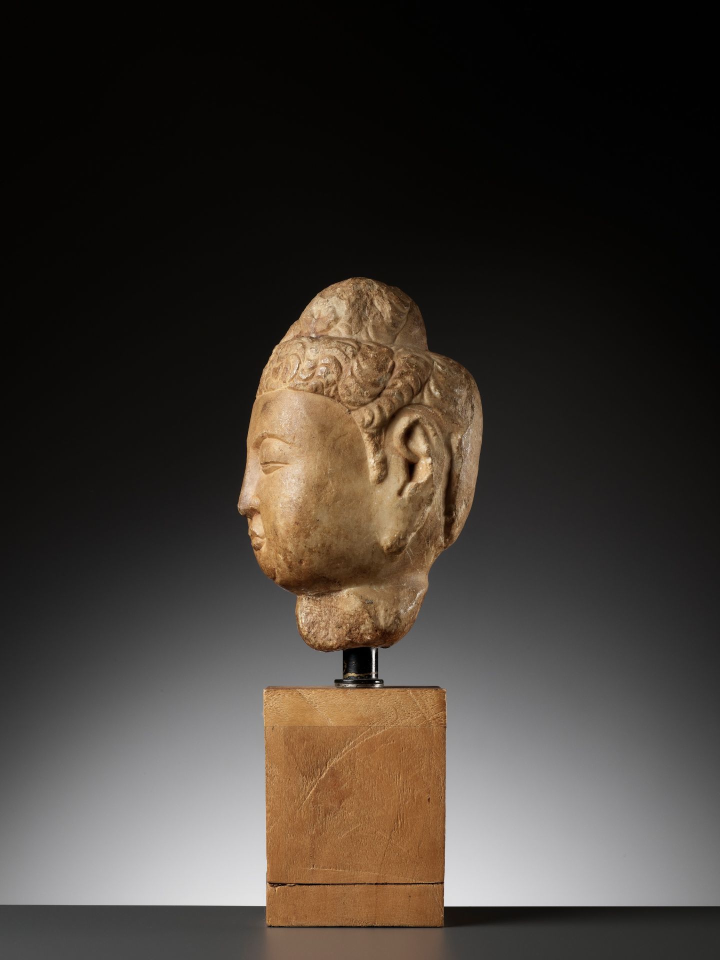 A MARBLE HEAD OF BUDDHA, TANG DYNASTY - Bild 8 aus 15