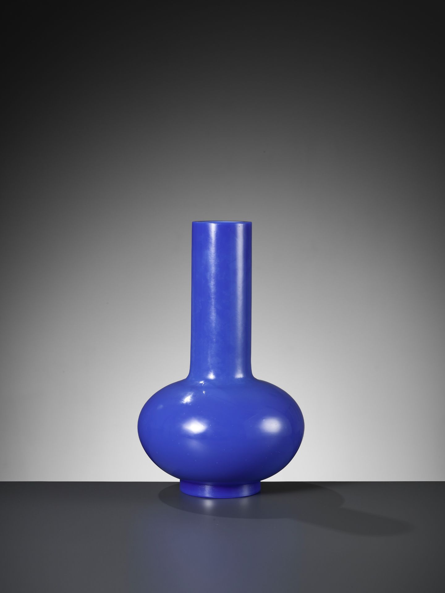 A BLUE GLASS BOTTLE VASE, 18TH CENTURY - Bild 15 aus 16