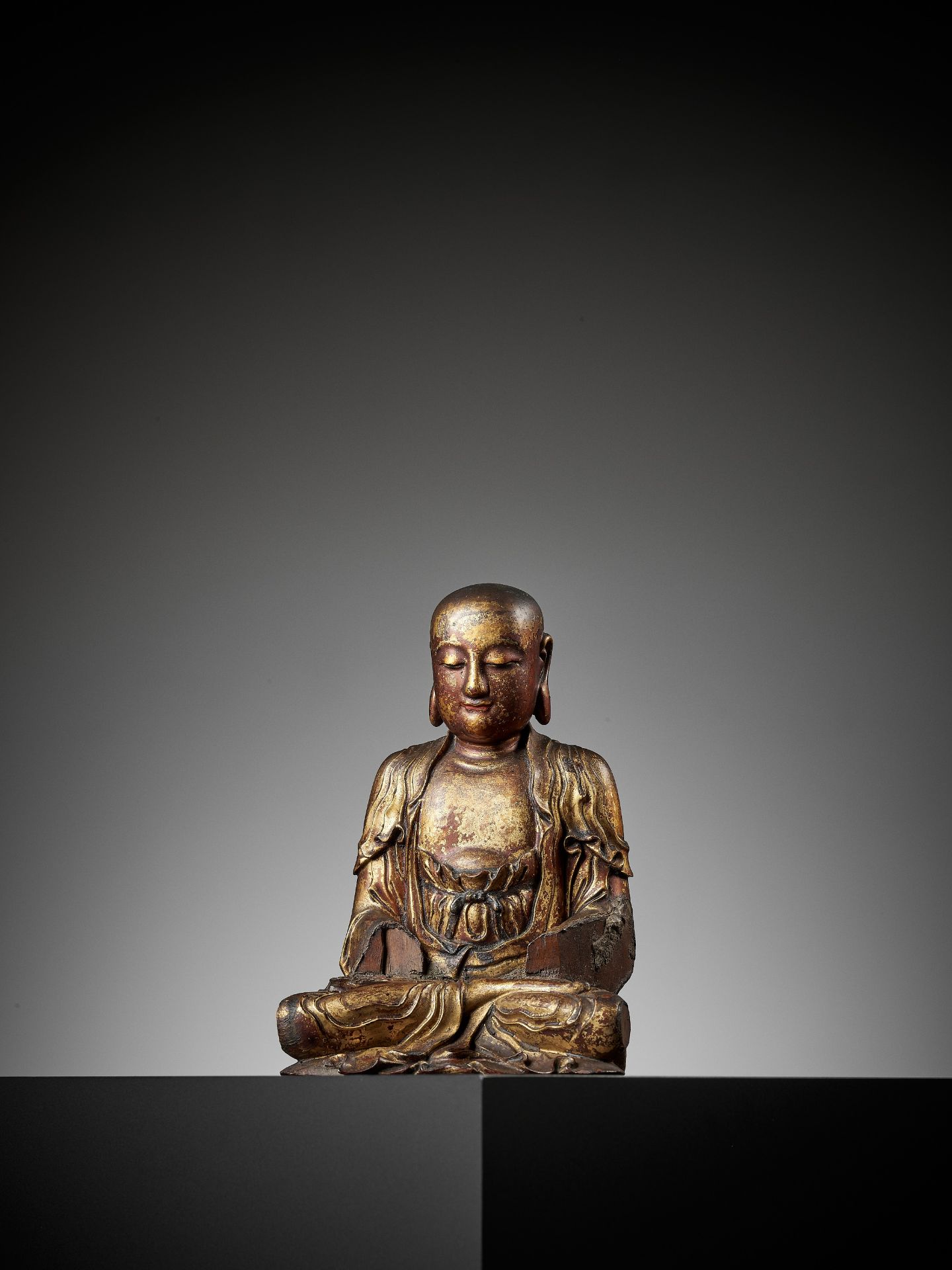 A GILT-LACQUERED WOOD FIGURE OF A LUOHAN, MING DYNASTY - Bild 5 aus 14