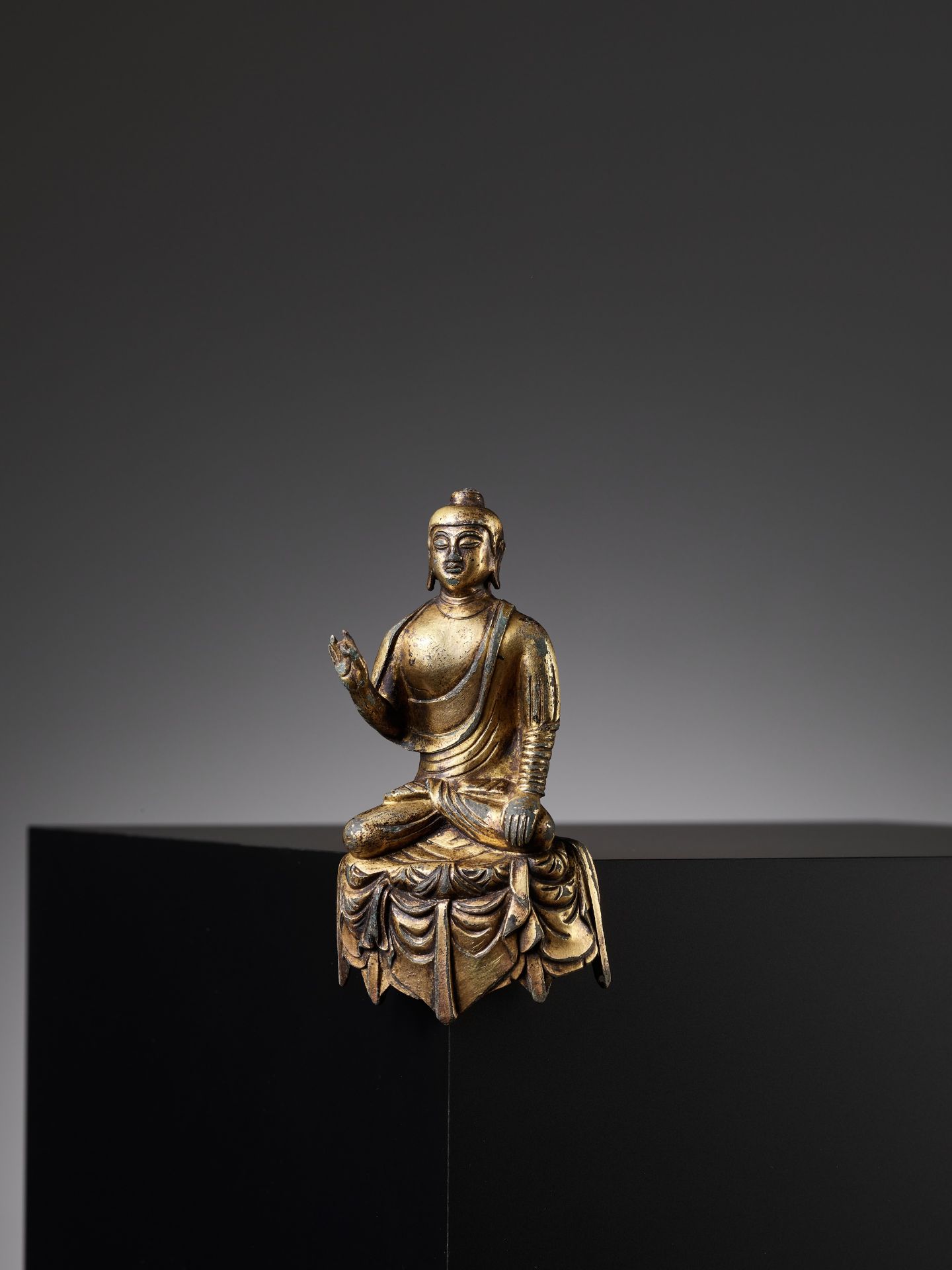 A MAGNIFICENT AND RARE GILT-BRONZE FIGURE OF BUDDHA, TANG DYNASTY - Bild 6 aus 13