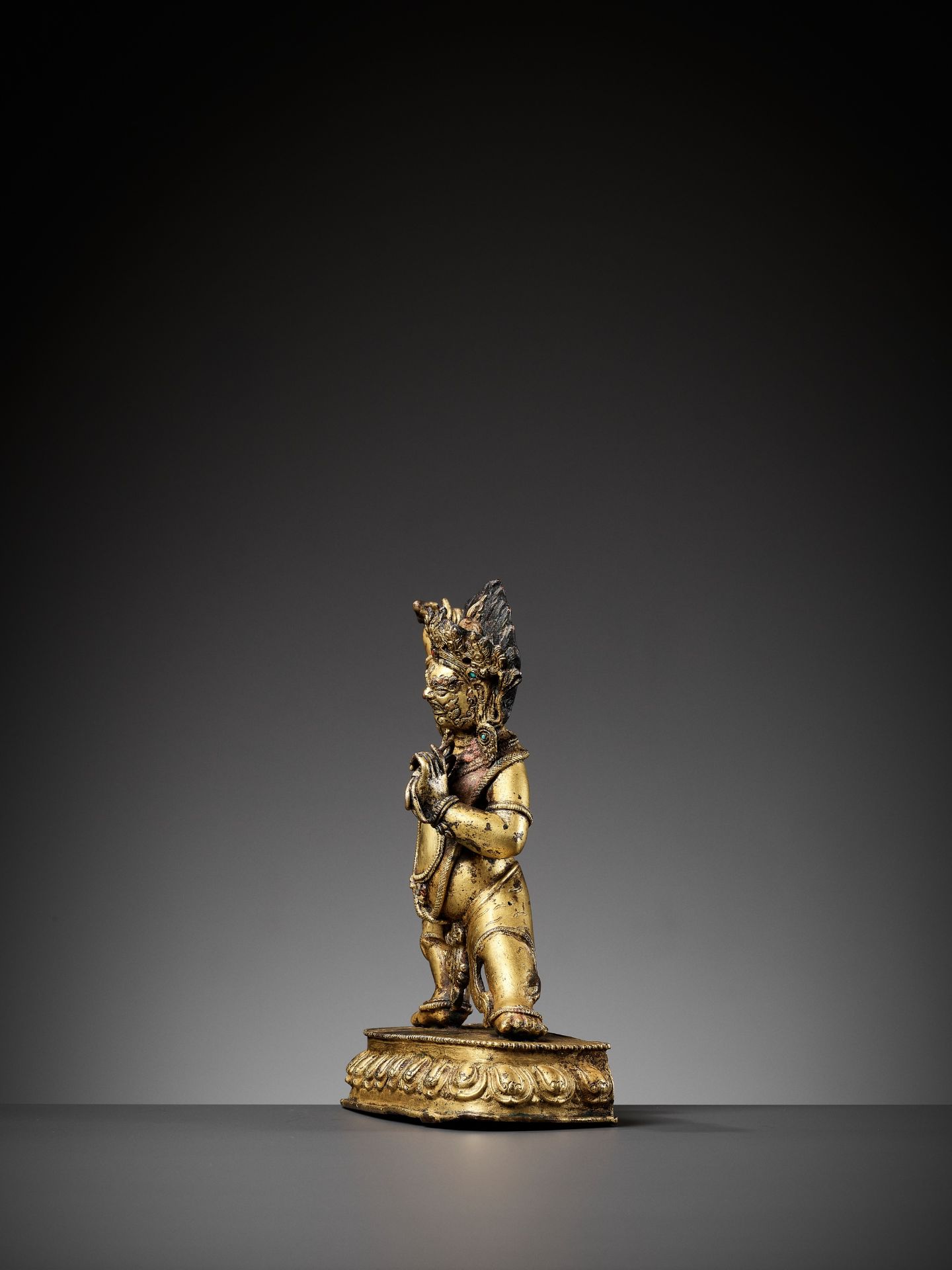 A GILT BRONZE FIGURE OF VAJRAPANI, 16TH CENTURY - Bild 6 aus 11