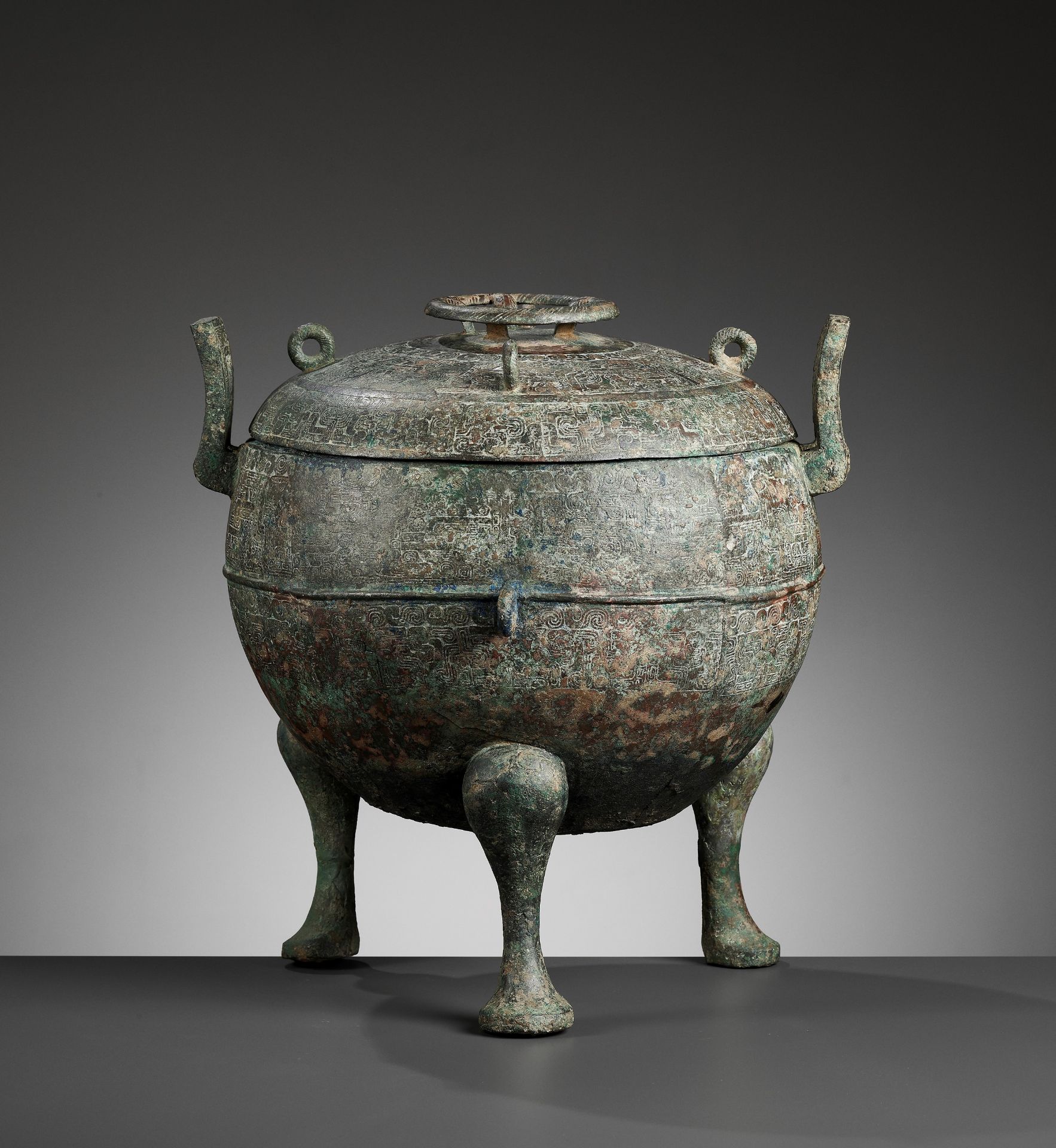 A LARGE ARCHAIC BRONZE RITUAL FOOD VESSEL AND COVER, DING, WARRING STATES